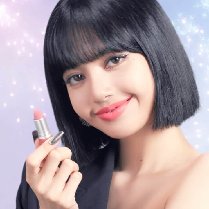 M∙A∙C Cosmetics Japanのインスタグラム：「いよいよホリデーシーズンの到来✨💜LISA @lalalalisa_m お気に入りのアイテムで、明るく輝くホリデールックを手に入れて❄️ #MACLovesLisa #MACFrostedFirework #MACHoliday」