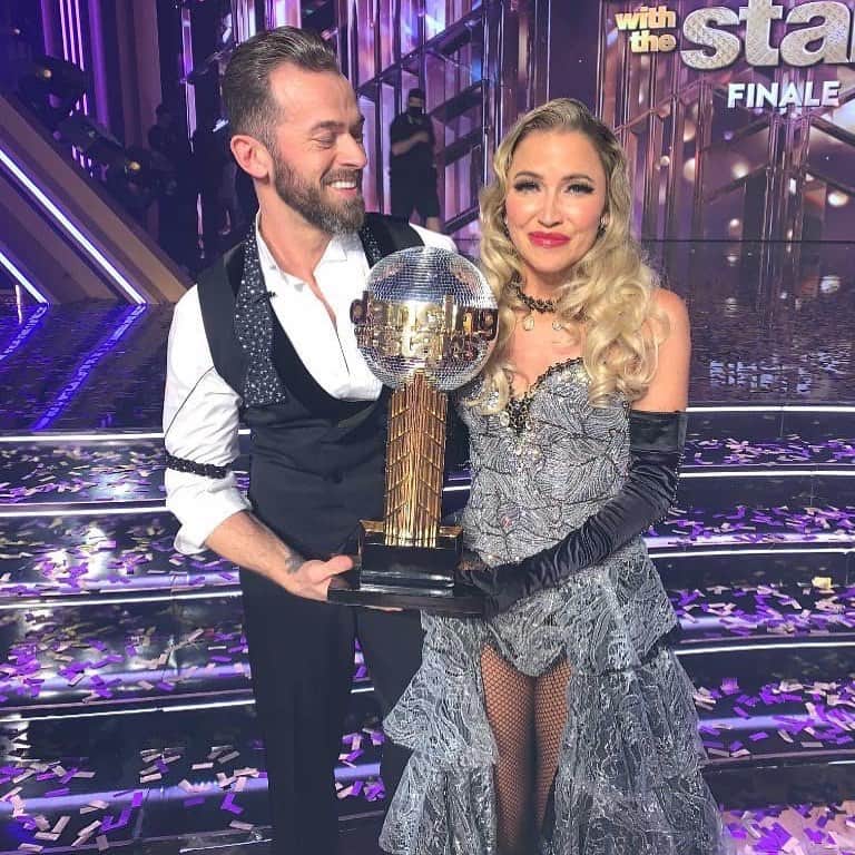 Good Morning Americaさんのインスタグラム写真 - (Good Morning AmericaInstagram)「Congrats to @kaitlynbristowe on snagging the @dancingabc mirror ball trophy! SEE MORE AT LINK IN BIO! #DWTS」11月24日 13時10分 - goodmorningamerica