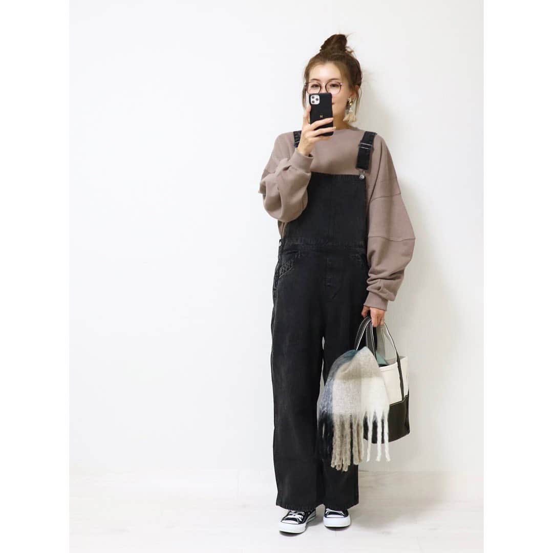maki_h.aさんのインスタグラム写真 - (maki_h.aInstagram)「2020.11.24 ･ 袖のボリュームが可愛いスウェットと ブラックデニムのサロペット❤️ サロペはUSED風の かすれたカラーがかっこいい！✨ ゆるシルエットで楽ちん🥺❤️ ･ tops･pants･stole→ @jolielle_insta ✓ボリュームスリーブステッチスウェットPO ✓ユーズドライクキャンバスオーバーオール #jolielle #sheson bag→ @llbeanjapan @beams_official shoes→#converse ･ ･ #プチプラコーデ#ママコーデ#スウェット#スウェットコーデ#サロペット#デニムサロペット#オーバーオール#code#fashion#秋コーデ#冬コーデ#カジュアルコーデ#デニムコーデ」11月24日 13時10分 - maki_h.a