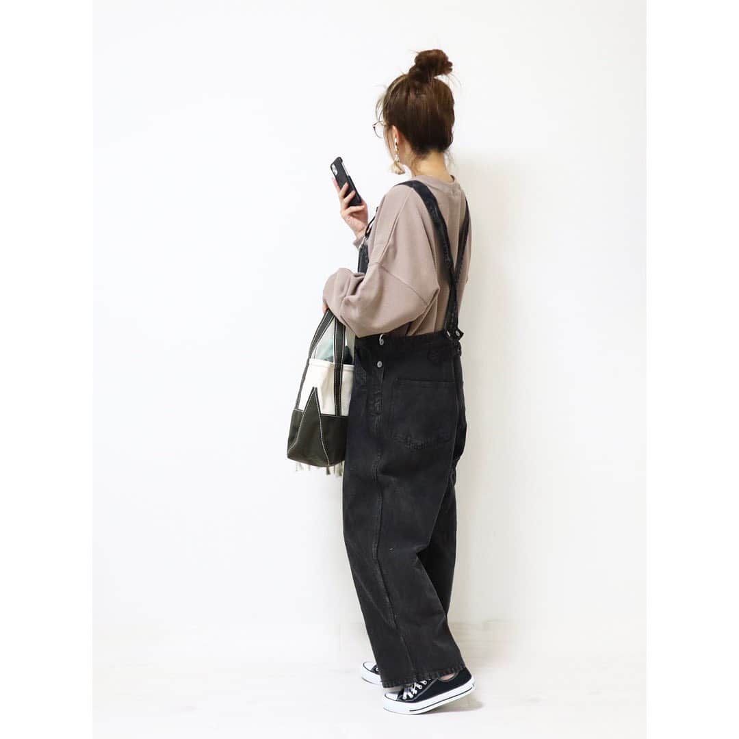 maki_h.aさんのインスタグラム写真 - (maki_h.aInstagram)「2020.11.24 ･ 袖のボリュームが可愛いスウェットと ブラックデニムのサロペット❤️ サロペはUSED風の かすれたカラーがかっこいい！✨ ゆるシルエットで楽ちん🥺❤️ ･ tops･pants･stole→ @jolielle_insta ✓ボリュームスリーブステッチスウェットPO ✓ユーズドライクキャンバスオーバーオール #jolielle #sheson bag→ @llbeanjapan @beams_official shoes→#converse ･ ･ #プチプラコーデ#ママコーデ#スウェット#スウェットコーデ#サロペット#デニムサロペット#オーバーオール#code#fashion#秋コーデ#冬コーデ#カジュアルコーデ#デニムコーデ」11月24日 13時10分 - maki_h.a