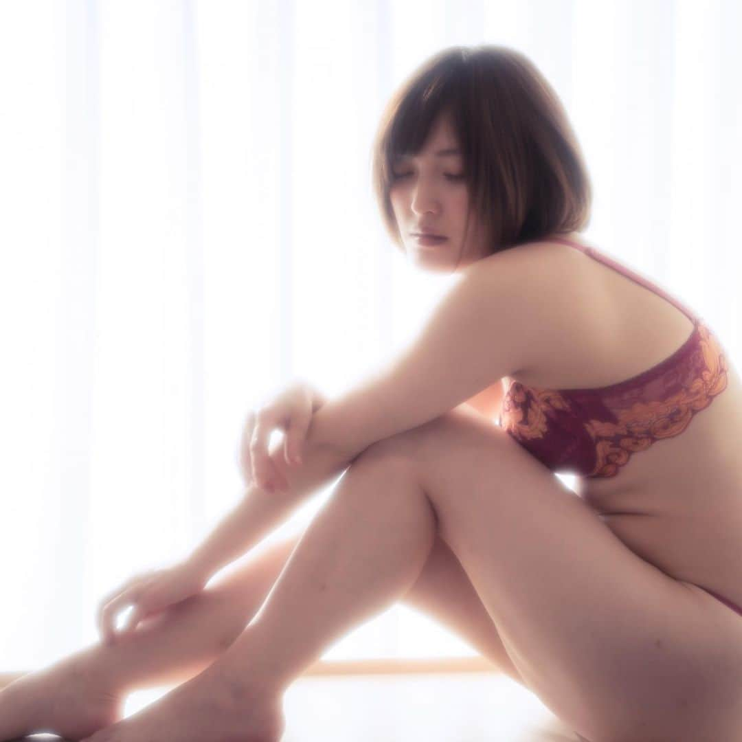 可愛ゆりあのインスタグラム：「気だるい感じも柔らかい感じになるとまた雰囲気がある✨  写真って撮られる人、撮られ方、フィルターや光によって色んな雰囲気を作り出せるのが素敵で面白い✨  もっともっと色んなこと試してみたい✨  #写真で伝えたい私の世界  #写真で奏でる私の世界  #写真の奏でる私の世界  #写真の中の私の世界  #写真の世界 #被写体モデル　#被写体 #model  #モデル　#グラビア #撮影モデル  #portrait  #ポートレート　#ポートレートモデル」