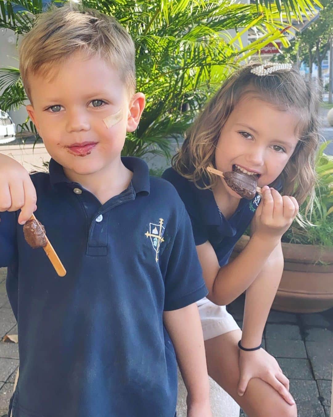 Elizabeth Chambers Hammerのインスタグラム：「After-school 🍫🍡」