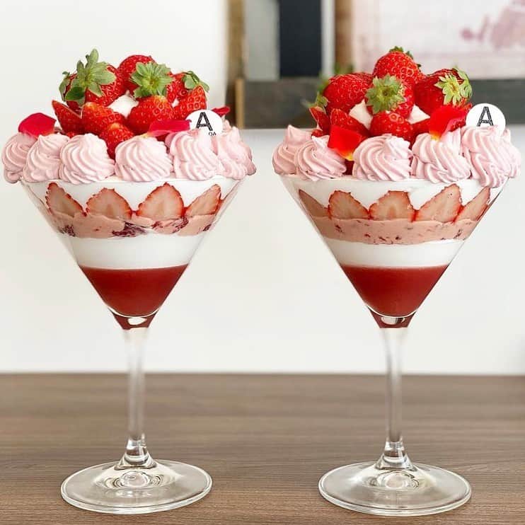 のインスタグラム：「［#cafemiru_愛知］﻿ ——————————————————————﻿ オーナーシェフによる、笑顔になれるスイーツ🍰「SWEETS GALLERY AMANDA」﻿ ﻿ 美しい断面のいちごパフェ..🤤💕中にはいちごのジュレ&カスタードクリームなど、いちご尽くしの一品です🐰🎀﻿ ﻿ ☑ゴロゴロいちごパフェ🍓〜魅惑のストロベリッチ〜﻿ ※販売状況は事前にお店へご確認ください。﻿ ﻿ 📍 SWEETS GALLERY AMANDA﻿ ⚪︎住所 / 愛知県名古屋市中村区佐古前町20-20﻿ ⚪︎営業時間 / 【月・火・木〜日】10:00〜19:00﻿ ※現在は営業時間が異なる場合がございますので、事前にご確認ください。﻿ ⚪︎定休日 / 水・第1.3木曜﻿ ⚪︎アクセス / 地下鉄東山線 本陣駅より徒歩5分﻿ ﻿ 【#cafemiru_Aichi】﻿ 📍 SWEETS GALLERY AMANDA﻿ ◎Open Hours / 【MON&TUE&THU-SUN】10:00〜19:00﻿ ◎closest station / 「Honjin」﻿ ﻿ ☕️ @sweets_gallery_amanda﻿ 📷 @akemi_o8o2﻿ ———————————————————﻿ Cafemiruでは「#インスタ探検隊」or「#cafemiru」をタグ付けしているカフェ写真から、運営スタッフが厳選してご紹介しています👀🔍 ﻿ ￼」