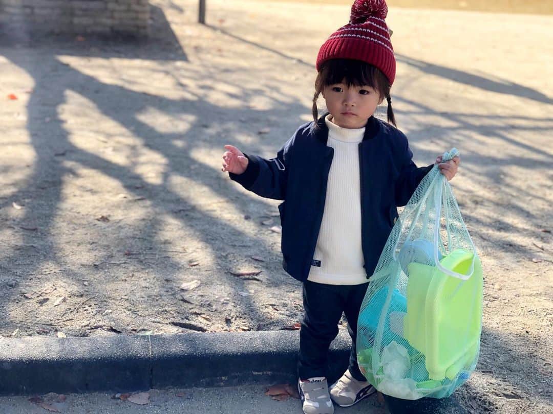 安田由紀奈さんのインスタグラム写真 - (安田由紀奈Instagram)「1日が終わる頃この服は何色に変わるのだろう。 #2歳7ヶ月  #バースデー購入品  #女の子ママ」11月24日 13時26分 - toatoachannel