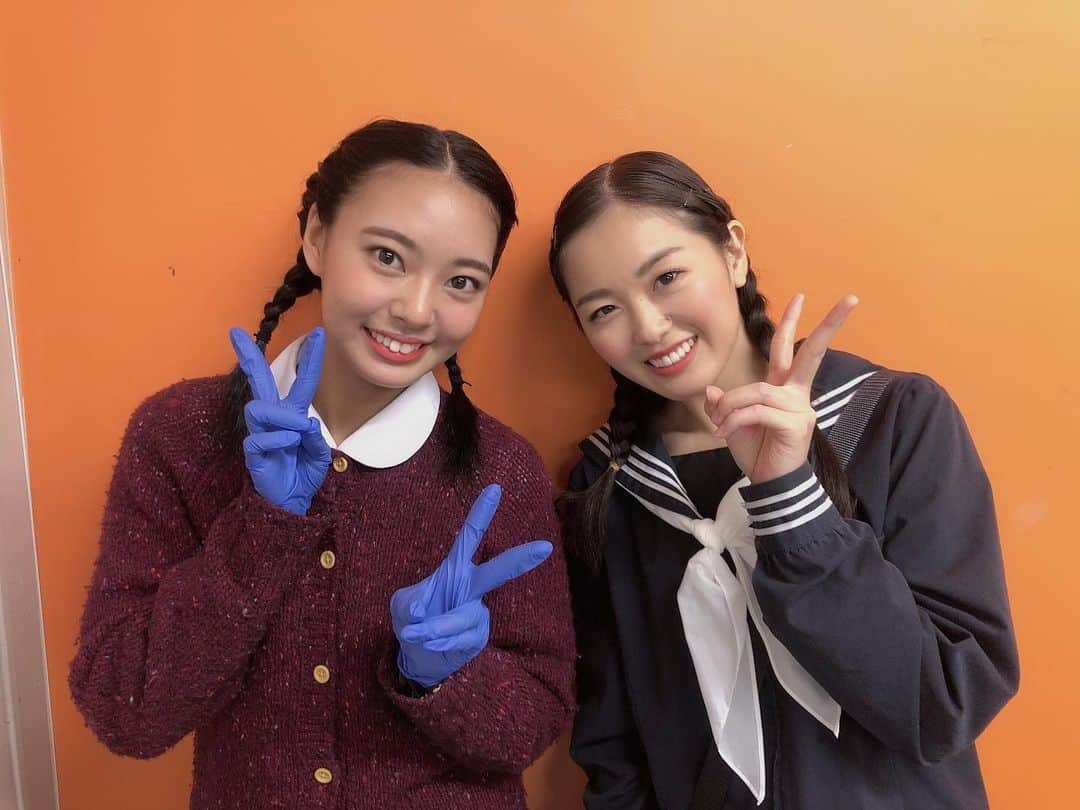 山田寿々さんのインスタグラム写真 - (山田寿々Instagram)「出演者の皆様とのお写真です🥰﻿ ﻿ なでしこ隊！﻿ ﻿ まずは、前田笙子役の髙橋凪沙さん😆﻿ 稽古初日、ドキドキで緊張している私に優しく分かりやすく段取りなどを教えてくださいました😢﻿ 左ー！って教えてもらったのにテンパって右に走ったこともありました😢めちゃ恥ずかしかったです…😢笑﻿ 裏のことも沢山やって下さってありがとうございました❤️﻿ ﻿ 森要子役の綱木悠夏さん✨﻿ 一緒にいる時間が日に日に増えていって、﻿ 大好きさも日に日に増しました💐🔥﻿ 悠夏さんのCDもいただいちゃいました😆❤️❤️﻿ 嬉しいっありがとうございます🌼﻿ ﻿ 寺師役の阿南有耶さん👀﻿ もう本当に歌が上手で毎回毎回聞けるのを﻿ 楽しみにしてました😆✨﻿ ありがとうございました😆❤️﻿ ﻿ ﻿ #舞台MOTHER #MOTHER #新国立劇場小劇場 #新国立劇場」11月24日 13時29分 - suzu48_tan_1211