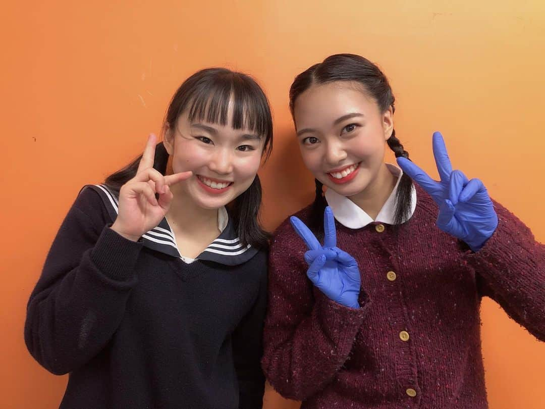 山田寿々さんのインスタグラム写真 - (山田寿々Instagram)「出演者の皆様とのお写真です🥰﻿ ﻿ なでしこ隊！﻿ ﻿ まずは、前田笙子役の髙橋凪沙さん😆﻿ 稽古初日、ドキドキで緊張している私に優しく分かりやすく段取りなどを教えてくださいました😢﻿ 左ー！って教えてもらったのにテンパって右に走ったこともありました😢めちゃ恥ずかしかったです…😢笑﻿ 裏のことも沢山やって下さってありがとうございました❤️﻿ ﻿ 森要子役の綱木悠夏さん✨﻿ 一緒にいる時間が日に日に増えていって、﻿ 大好きさも日に日に増しました💐🔥﻿ 悠夏さんのCDもいただいちゃいました😆❤️❤️﻿ 嬉しいっありがとうございます🌼﻿ ﻿ 寺師役の阿南有耶さん👀﻿ もう本当に歌が上手で毎回毎回聞けるのを﻿ 楽しみにしてました😆✨﻿ ありがとうございました😆❤️﻿ ﻿ ﻿ #舞台MOTHER #MOTHER #新国立劇場小劇場 #新国立劇場」11月24日 13時29分 - suzu48_tan_1211