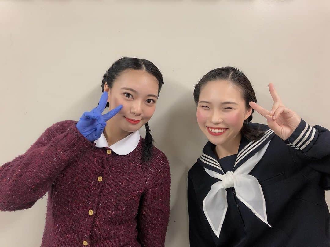 山田寿々のインスタグラム：「出演者の皆様とのお写真です🥰﻿ ﻿ なでしこ隊！﻿ ﻿ まずは、前田笙子役の髙橋凪沙さん😆﻿ 稽古初日、ドキドキで緊張している私に優しく分かりやすく段取りなどを教えてくださいました😢﻿ 左ー！って教えてもらったのにテンパって右に走ったこともありました😢めちゃ恥ずかしかったです…😢笑﻿ 裏のことも沢山やって下さってありがとうございました❤️﻿ ﻿ 森要子役の綱木悠夏さん✨﻿ 一緒にいる時間が日に日に増えていって、﻿ 大好きさも日に日に増しました💐🔥﻿ 悠夏さんのCDもいただいちゃいました😆❤️❤️﻿ 嬉しいっありがとうございます🌼﻿ ﻿ 寺師役の阿南有耶さん👀﻿ もう本当に歌が上手で毎回毎回聞けるのを﻿ 楽しみにしてました😆✨﻿ ありがとうございました😆❤️﻿ ﻿ ﻿ #舞台MOTHER #MOTHER #新国立劇場小劇場 #新国立劇場」