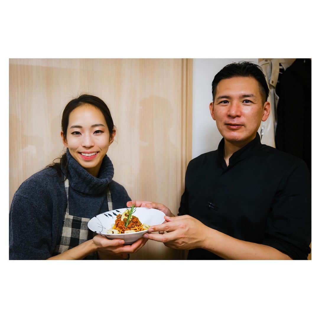 野口啓代のインスタグラム：「cooking time🍳 今月の分子栄養学 お料理教室!* * 今回のメニューは••• 🐓鶏肉のアロースト 🍝冬野菜グルテンフリー ポロネーゼパスタ 🍰カカオ玄米シフォン * * 今回も美味しかった〜🥺✨ 立石シェフのレシピはどれも栄養満点、美味しいしお洒落な上に簡単なんです🍴来月のお料理教室までに今度は鶏肉の焼き方をマスターするぞ!* * 今回もメニュー構成は、分子栄養学認定医師 齋藤真理子先生👩‍⚕️とコンディショニングトレーナー 有吉与志恵先生👩🏻‍🏫の分子栄養学のデータを基に提案して頂きました🦴* * ちょっとずつだけど、お料理がんばってます💁🏻‍♀️🎀* * @naoya_tateishi  @yoshieariyoshi  @dr.mariko_saito  #分子栄養学 #有吉与志恵 #コンディショニングトレーナー #NCA #ナチュラルマッスル #分子栄養学レストラン #桜山茶寮 #齋藤真理子 #立石シェフ #山本メディカルセンター」