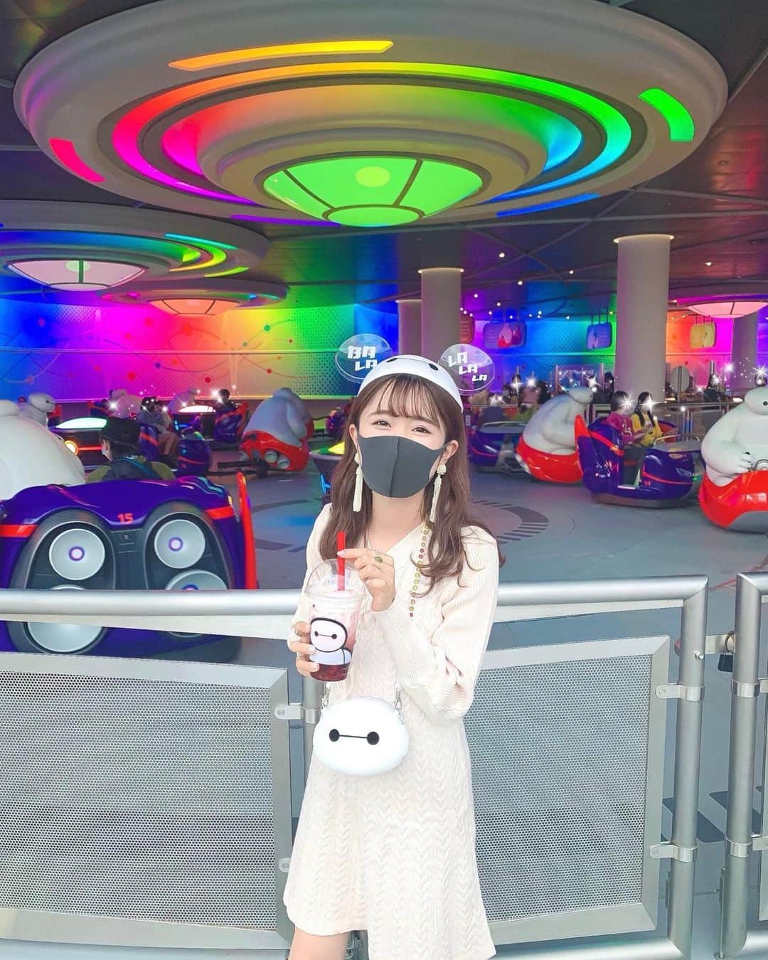 のインスタグラム：「ㅤ ㅤ この前やっとベイマックスドリンク 飲めたの( •ー• )🥤❤️ このカップ反対側のデザイン見て すごいじわじわきた(笑) それは今夜別投稿で載せます( •ー• )💭 ㅤ ㅤ そして今回のベイマックスバウンドは フレアタイプのニットワンピで❕❄️💓 @lilyboutique_official のなんだけど、 袖がレースアップになってて かわゆいのです🎀 ( 2枚目が分かりやすいです🤍 ) ㅤ ㅤ こういう少し薄手のニットって 特にこれからコート着る季節とかに ダボつかずに着れて重宝するよね🧥💭🤍 ㅤ ㅤ ㅤ ㅤ ㅤ ㅤ ㅤ ㅤ #kana_disney #kana_disneybound ㅤ ㅤ #東京ディズニーリゾート #東京ディズニーランド #ディズニーランド #ベイマックスのハッピーライド #ベイマックス #ディズニーバウンド #ベイマックスバウンド #白ニット #ニットワンピース #tokyodisneyresort #tdr #tokyodisneyland #tdl #tomorrowland #thehappyridewithbaymax #bighero6 #baymax #disneybound #baymaxbound」