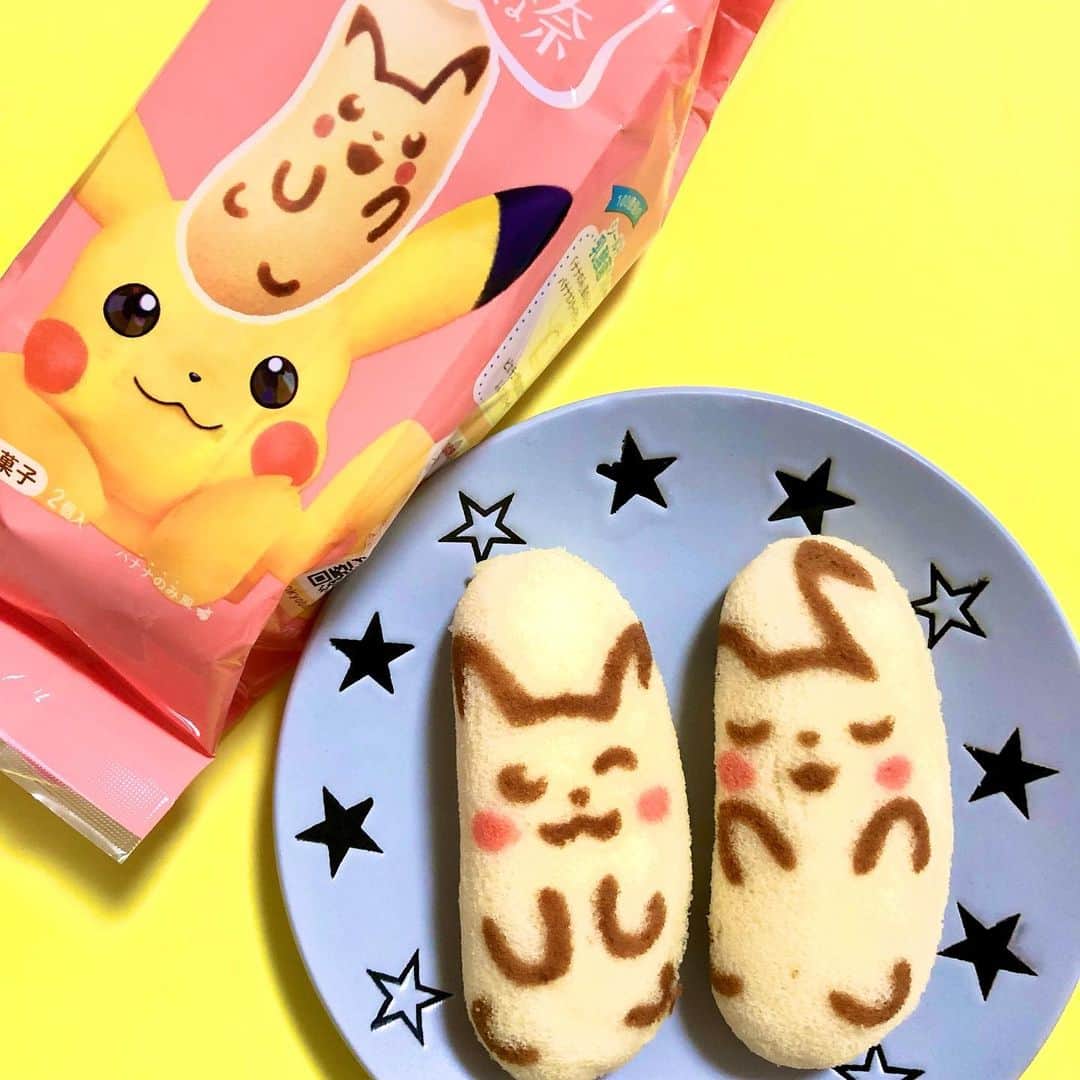 のインスタグラム：「セブンイレブンで先行販売されてるピカチュウの東京バナ奈💛 息子からのリクエストもあり、数軒まわって発見です！ 2個入りで、ピカチュウのデザインも違うものが入っておりました♪ デザインは6種類あるみたいです。 かわいいです、癒されます笑  ちなみに私は東京バナ奈、冷蔵庫で冷やして食べるのが好きです(＾ｰ^)  #雑誌mart#雑誌マート#スタッフのおすすめ#中の人#編集高田#東京バナ奈#東京バナ奈ピカチュウ#ピカチュウ#セブンイレブン#数量限定」