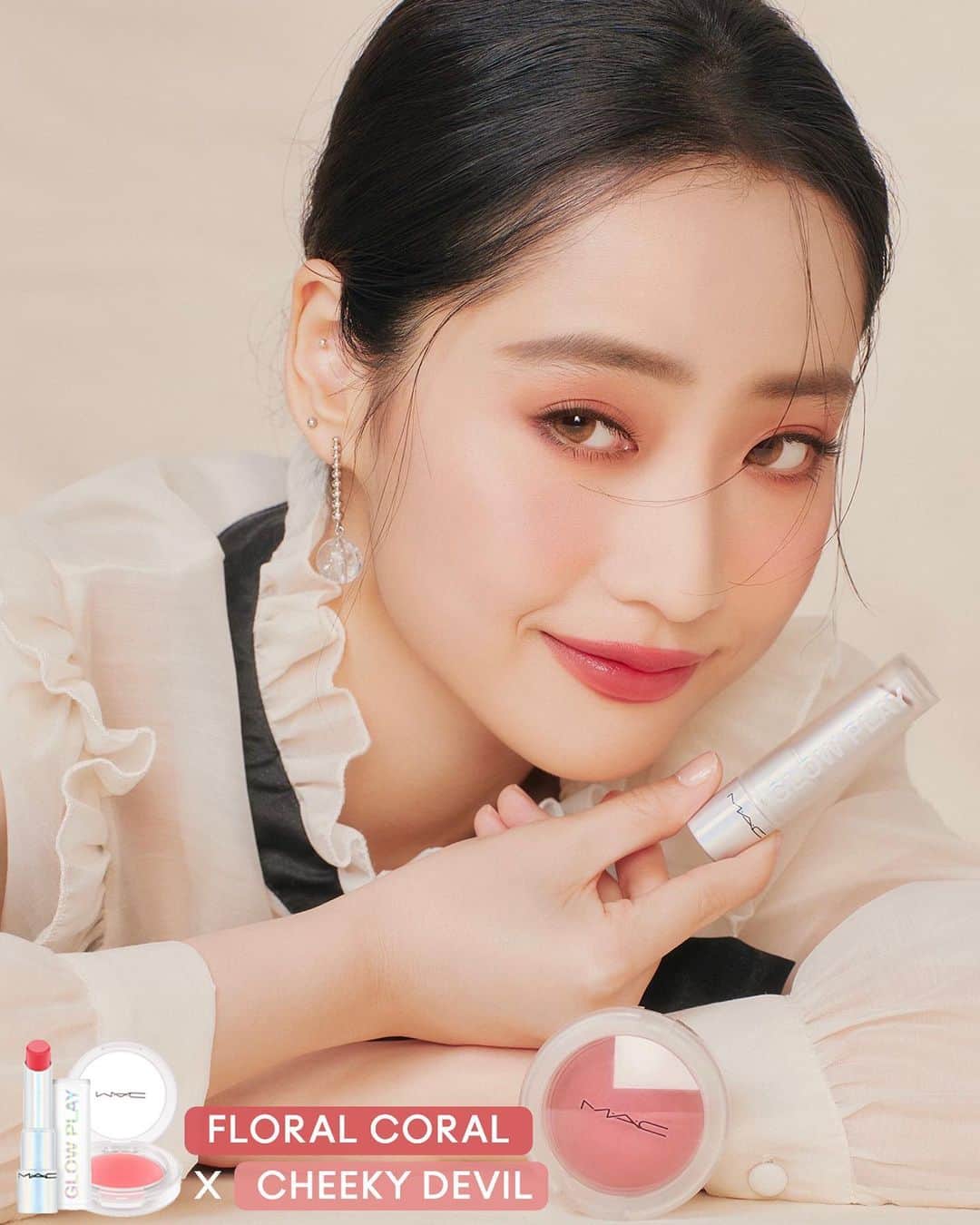 M·A·C Cosmetics Hong Kongさんのインスタグラム写真 - (M·A·C Cosmetics Hong KongInstagram)「當個時尚溫婉小小姐💓 以454 粉嫩白桃色 #FloralCoral 嘅高雅氣度 搭配 草莓奶油 #CheekyDevil 嘅滿分甜度，呈現秋日最潮嘅柔美妝感！ 馬上掃上白桃果凍色配，甜美又想帥氣嘅女孩絕對不要錯過💫  Featuring @sabrinasa: Glow Play Lip Balm 果凍潤色護唇膏 in 454 Floral Coral - HK$190 Glow Play Blush 亮色輕潤感胭脂 in So Natural - HK$240 Makeup designed by @flamesoul @caroltsuimac @sofayemac @sharonkammac @mcherrymac  #MACLOVESLISA #MACGLOWPLAY #透明果凍妝 #果凍胭脂 #MACHongKong  Macro lips regram from @maccosmeticstaiwan   Not too sweet, not too bitter💓 Mix and match the sought-after 𝗚𝗟𝗢𝗪 𝗣𝗟𝗔𝗬 𝗟𝗜𝗣 𝗕𝗔𝗟𝗠 454 #FloralCoral with our best-selling 𝗚𝗟𝗢𝗪 𝗣𝗟𝗔𝗬 𝗕𝗟𝗨𝗦𝗛 #SoNatural to squeeze a hint of chicness into the strawberry cream! Be the head-turner with these 2 M·A·C hit items! 💫」11月24日 13時34分 - maccosmeticshk