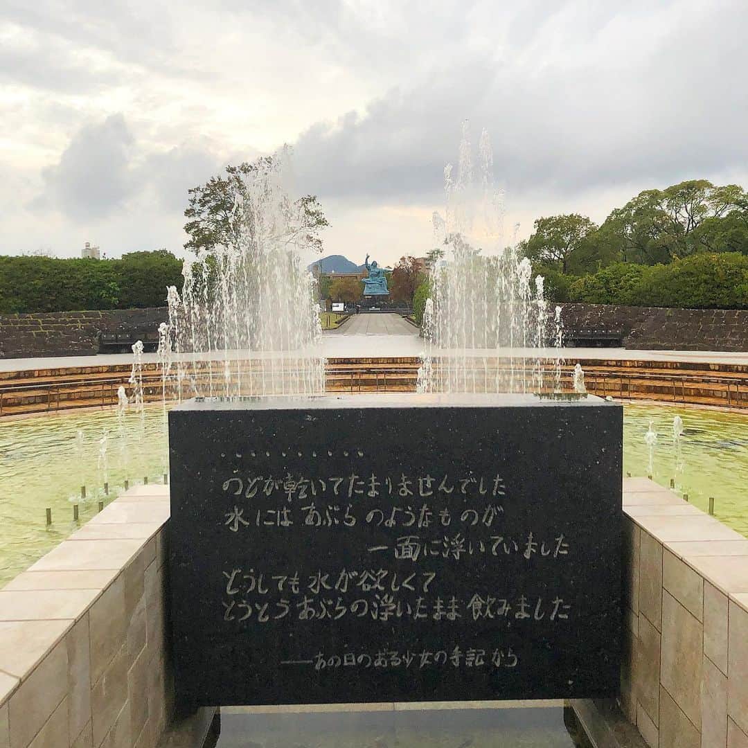 鎌田紘子さんのインスタグラム写真 - (鎌田紘子Instagram)「長崎の平和公園、平和祈念像 . . . 広島の原爆ドームに行った時も思った事だけど、残されたもの全てが悲しくて、こんな事が本当にあったのか？と思うくらいのホラーというか、二度とこんな事があって欲しくないと本気で思う . . . . #平和公園 #平和祈念像 #神の愛と仏の慈悲 #原爆資料館」11月24日 13時35分 - hirokokamata12