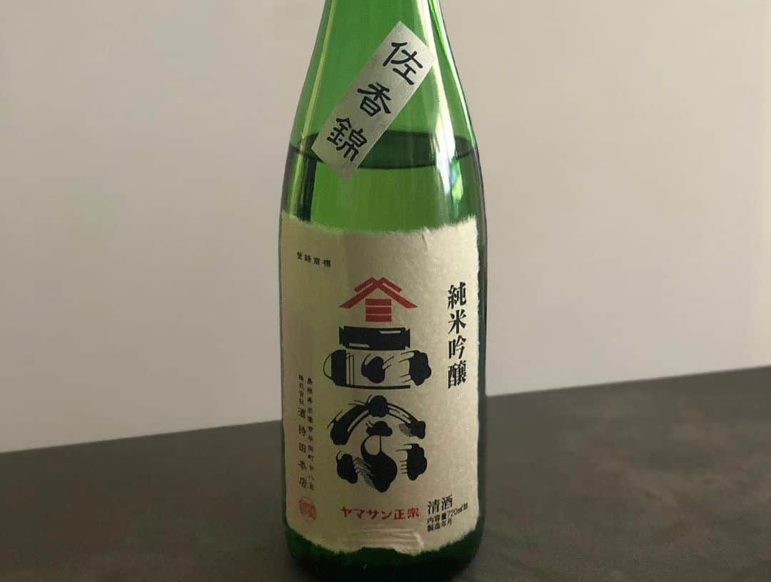 真藤舞衣子さんのインスタグラム写真 - (真藤舞衣子Instagram)「おうちで発酵おつまみに、お酒は島根の酒持田本店のヤマサン正宗　佐香錦　純米吟醸を合わせて、友人とおうちでお昼飲み🍶  島根の県外不出のブランド米佐香錦で作られた純米吟醸。 冷やとぬる燗にしていただきました。  キレの中に旨味とボリューム感があり、そしてやさしい口当たりでおいしい！ああ、お昼からいただくお酒はいいですね😊  酒持田本店（http://www.sakemochida.jp/）  　よくお酒を買いに行く勝鬨酒販さんでも買えます。（http://katidoki.com/） 　　　　　　　　　　　　　  #PR＃ヤマサン正宗　＃酒持田本店　＃佐香錦 #日本酒発祥の地　#島根の地酒 ＃木綿街道　＃佐香神社 #島根は大好きなお酒がたくさん #発酵おつまみ #真藤舞衣子 #立東舎」11月24日 13時36分 - maikodeluxe