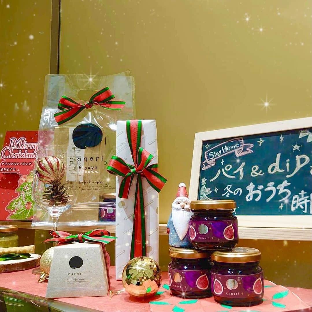 coneri 品川さんのインスタグラム写真 - (coneri 品川Instagram)「🐕こねり渋谷店🐕  早いものでクリスマス🎄まであと1ヶ月！ 段々と街もクリスマスカラーになってきましたね😆 皆さま#クリスマス を楽しむ準備は進んでいますか？ ・ 今年はいつもと違うクリスマス… こんなときこそとっておきのクリスマスを楽しみましょ🎅🎉 ・ #coneri ではクリスマスにぴったりなアイテムがたくさん✨ ただ今クリスマスセットもご用意しております！ ・ スパークリングワイン🥂やシャンパン🍾にも合う 『米粉パイ&いちじくカカオニブ』 で素敵なクリスマス🎄を過ごしませんか？ もちろん全てのお菓子をクリスマスラッピング🎁できますのでお気軽にご相談くださいませ！  #こねり #スクランブルスクエア #渋谷 #パイ #ディップ  #プレゼント #coneri  #いちじく  #スイーツ #おつまみ #クリスマスラッピング #スパークリングワイン #シャンパン #Christmas」11月24日 13時37分 - coneri_official