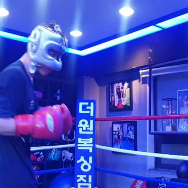 チャン・ヒョクのインスタグラム：「Switch ~ 🥊」