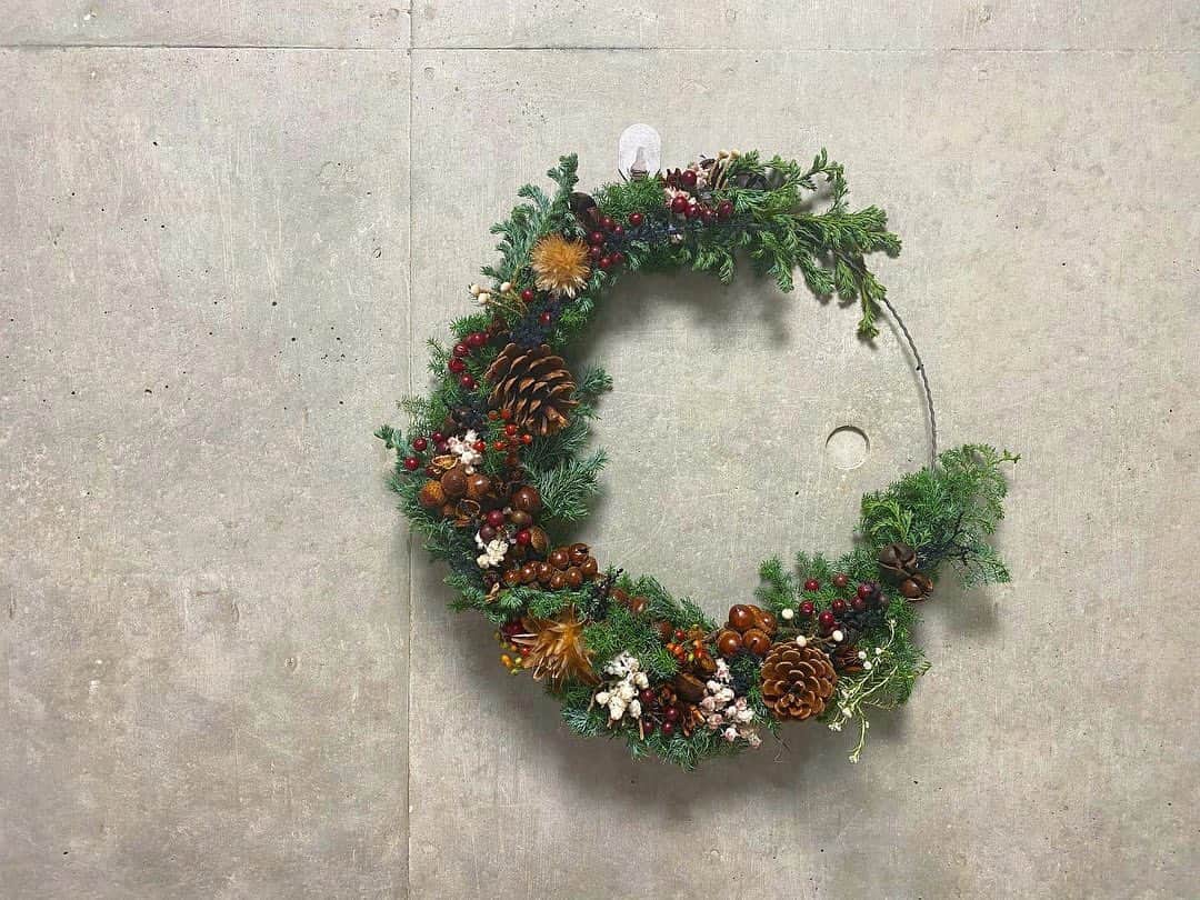 のインスタグラム：「今年も恒例のクリスマスリースレッスンに✨  毎年作るたびに、もう1年が終わるのを実感します。  今年もフラワーアーティストのなみさん @nami003ztt のレッスンで素敵すぎるリースに大満足（なみさんが手直ししてくれるおかげでだいぶ立派になる♡）  今年9月にオープンしたフォーシーズンズ大手町のホテル内のフラワーデコレーションは全て、なみさんの　@zerotwothree.003 が手がけており、お花の彩りと独創的なデザインが素敵すぎました。  来年はお友達とフォーシーズンズにstay cationする予定なので、今から楽しみ♡  #christmaslease  #flowerlesson  #flowerarrangement  #flowerartist  #flowerstagram  #クリスマスリース #リース作り #フラワーアーティスト #梶谷奈允子  #フォーシーズンズホテル東京大手町」