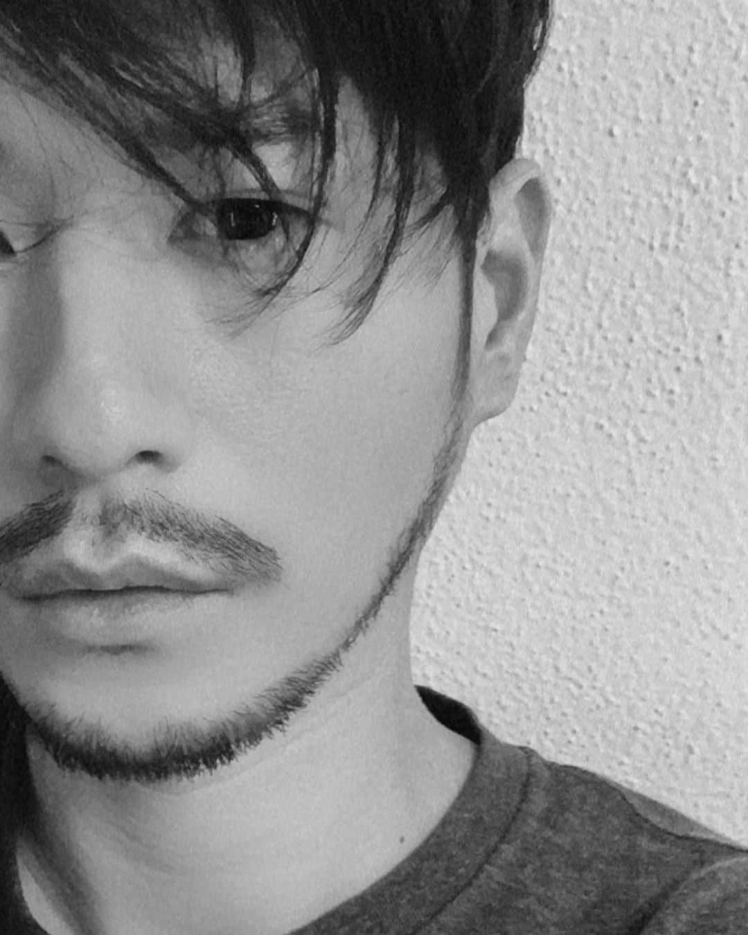 楠ダニエルのインスタグラム：「👽﻿ ﻿  ﻿ 極端に暑いのも寒いのも苦手だけど﻿ このくらいの涼しさが俺は好きだなぁ。﻿ ﻿ ﻿ ﻿ ﻿ #モデル#作品撮り#model#shoot#shooting #フリーモデル#フリーランスモデル #ファッション#カメラ #fashion #ハーフ#ec#tokyo#japan#asian#male##撮影#ハーフモデル#パラグアイ#ダニエル#tokyofashion #ラフコーデ #danny# #pic#アパレル#メンズファッション#スナップ#オリジナル」