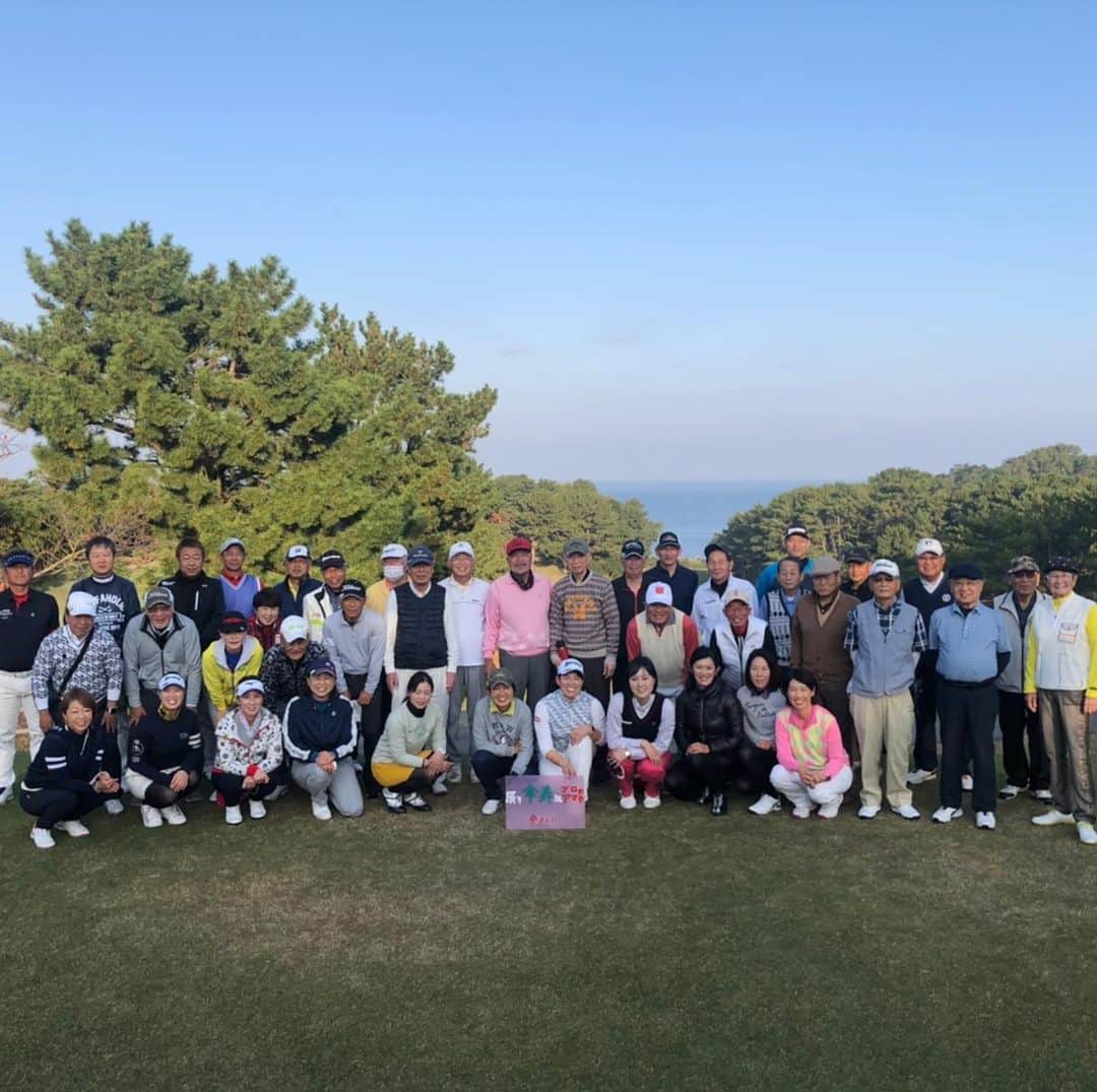 生島早織さんのインスタグラム写真 - (生島早織Instagram)「東の川奈⛳️  西の大阪ゴルフクラブ⛳️  と、言われる！  らしい😅知らなかった😅  先日、初めてプレーさせて頂いた大阪ゴルフクラブ⛳️  最高のお天気☀️ 最高の景色🌊  そして、最高とメンバーとのゴルフでした。  コロナ禍でなかなか大きなイベントが開催されませんが、この様なイベントを開催出来たのは素晴らしい❣️  今回のイベント⛳️  同期のプロのお父様の傘寿のお祝いコンペ⛳️  そして、このコンペが開催される直前、所属コースのグランドシニアチャンピョンに輝き、3度目のエイジシュートも達成👑  トリプルお祝いコンペでした🎉🎉🎉  参加するだけでご利益のありそうなコンペ❣️ 11名のプロが参加しました😊  懐かしい人たちに会えてテンション上がる上がる❣️  と言うか〜  私が1番懐かしい人？🤣  元気やった〜 どうやって帰って来たの〜  って🤣  ゴルフは午前中頑張れたものの、午後は・・・😅 体力の問題か？ 集中力か？  ソーシャルディスタンスの関係？ 久々すぎて盛り上がって写真撮る暇も無かった？  と言うわけで、集合写真しか無いけど〜😆  本当に本当に楽しかった😃  それにしても〜  傘寿のお祝いが出来て、エイジシュートにグランドシニアチャンピオン⛳️  最高&最強アマチュアゴルファーだなぁ〜❣️  そして、同期の親孝行娘🥰  しあわせファミリーでした🥰  我が父は、あのへっぴり腰で夢のエイジシュート達成出来るか⁉️😂  #傘寿 #お祝いコンペ #プロアマ #ゴルフのお仕事 #同期プロ #大阪ゴルフクラブ  #親孝行 #ゴルフファミリー  #ママはプロゴルファー  #エイジシュート」11月24日 13時42分 - saori.ikushima