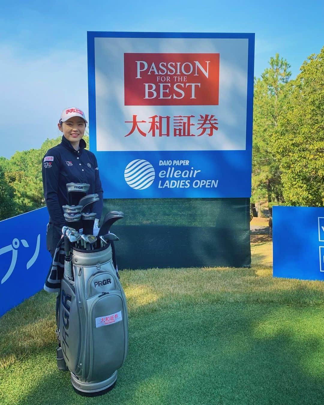 辻梨恵さんのインスタグラム写真 - (辻梨恵Instagram)「大王製紙エリエールレディスオープン⛳️ 今年最後のLPGAツアーでした。 ありがとうございました❗️ . 今年は10試合に出場させて頂きました。 コロナ禍の中、万全な対策でトーナメントを開催して頂いた企業様、運営の方々には感謝の気持ちでいっぱいです🙇‍♀️ありがとうございます🙇‍♀️❗️ 例年に比べ試合数が少なく、私はQTランクからの出場なので 出られない試合もあったり、予選会や推薦で出場させてもらったりでした。 . 出場できる試合数で結果を残さなければいけないのになかなか上手くいかず…。 そんな時でも皆さまからたくさんの応援メッセージを頂き、とても支えられました。 いつも、どんな時も、本当にありがとうございます🙏 . 良い時の感覚にはまだまだですが、 諦めずに自分と向き合っていきます。 . . . もう寒くなってきているので、風邪に気をつけて、引き続きコロナ対策もしっかりしていきましょう🙏✨ . #JLPGA #大王製紙エリエールレディスオープン #elleair #エリエール #PASSION_FOR_THE_BEST #大和証券」11月24日 13時43分 - s2.golf