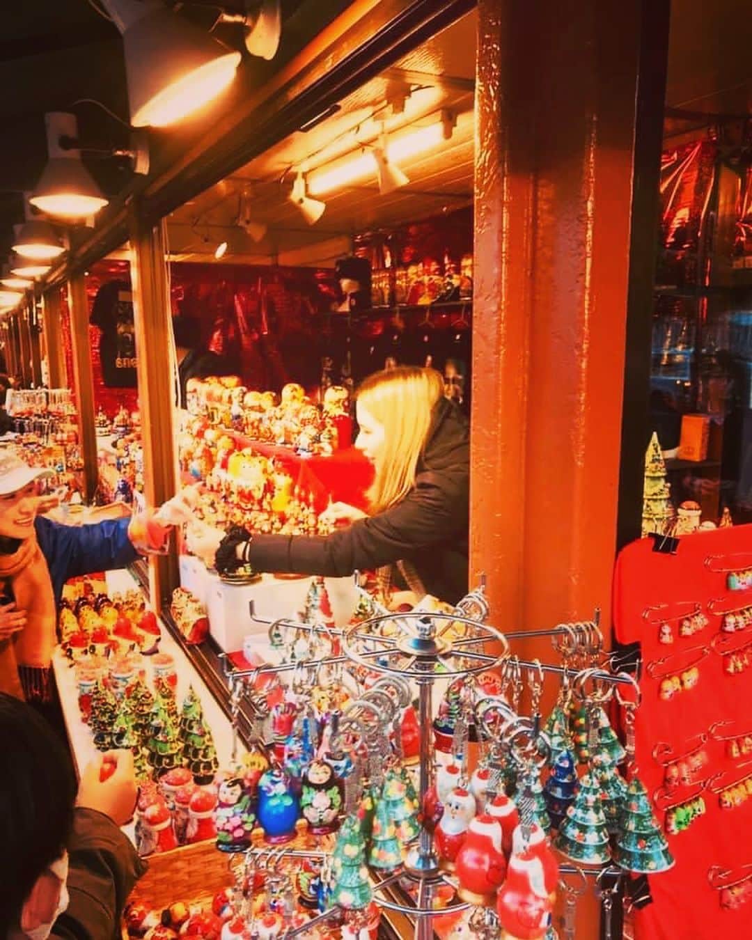 美川憲二さんのインスタグラム写真 - (美川憲二Instagram)「あぁーん。昨年の今日は　札幌　ミュンヘンクリスマス市🎅🤶🧑‍🎄🎄🎄🎄⛄️⛄️⛄️❄️❄️❄️❄️✨✨✨✨✨✨✨✨✨✨ に行ってたんだわー😍💓💓💓😭😭  でも今年は　このコロナで開催中止だそうです‼️😩😫😰😰  かわいい、お店いっぱいで😃💡💡  映えする　マシュマロ焼きも　甘くて美味しいかったな〜😋💖💖  来年こそは　大好きな札幌に行けますように〜😭😭🙏✨✨✨✨✨✨✨ #ミュンヘンクリスマス市  #札幌大通り公園  #今年は中止です😢  #また行きたいな❤️  #焼きマシュマロ  #美川憲一 #美川憲二 #ヒデコフランセスカ #オネェ系 #ものまね」11月24日 13時50分 - mikawakenji