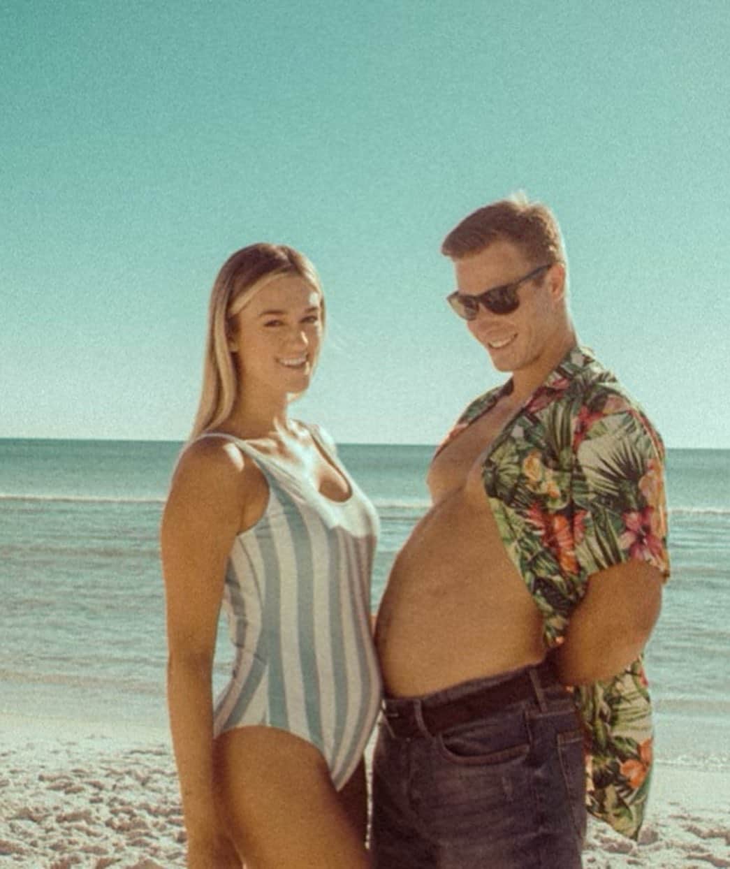 コリー・ロバートソンのインスタグラム：「@legitsadierob and @christian_huff you nailed it😍😭🥰 Y’all are adorable, and this is my favorite tradition EVER!! Perfect re-creation, haha! Swipe to see all of the girls at 4 mths pregnant with our first, starting with me and @realwilliebosshog Our men were working on their baby bumps too 😂 I LOVE THIS SO MUCH!」