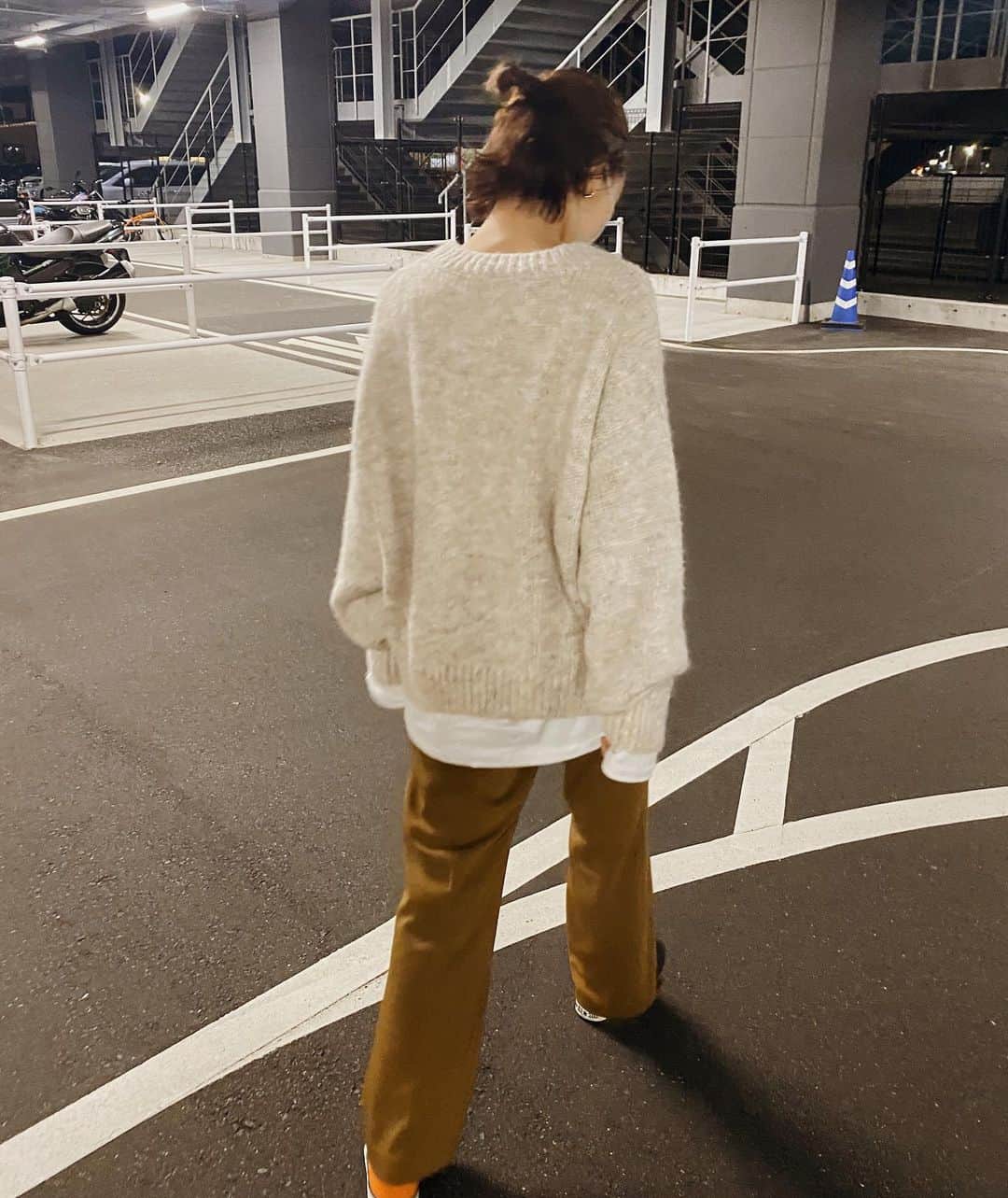 Eri Koyamaのインスタグラム：「. 普通すぎる休日服 インナー貸してくれた✋🏻 サイズ感一緒でありがたい笑 . ニットの袖のシルエットが絶妙◎ 髪の毛も結べるまでちょっと伸びた . . @ungrid_official @ungrid_staffsnap @eri_koyama_ #153cmコーデ」