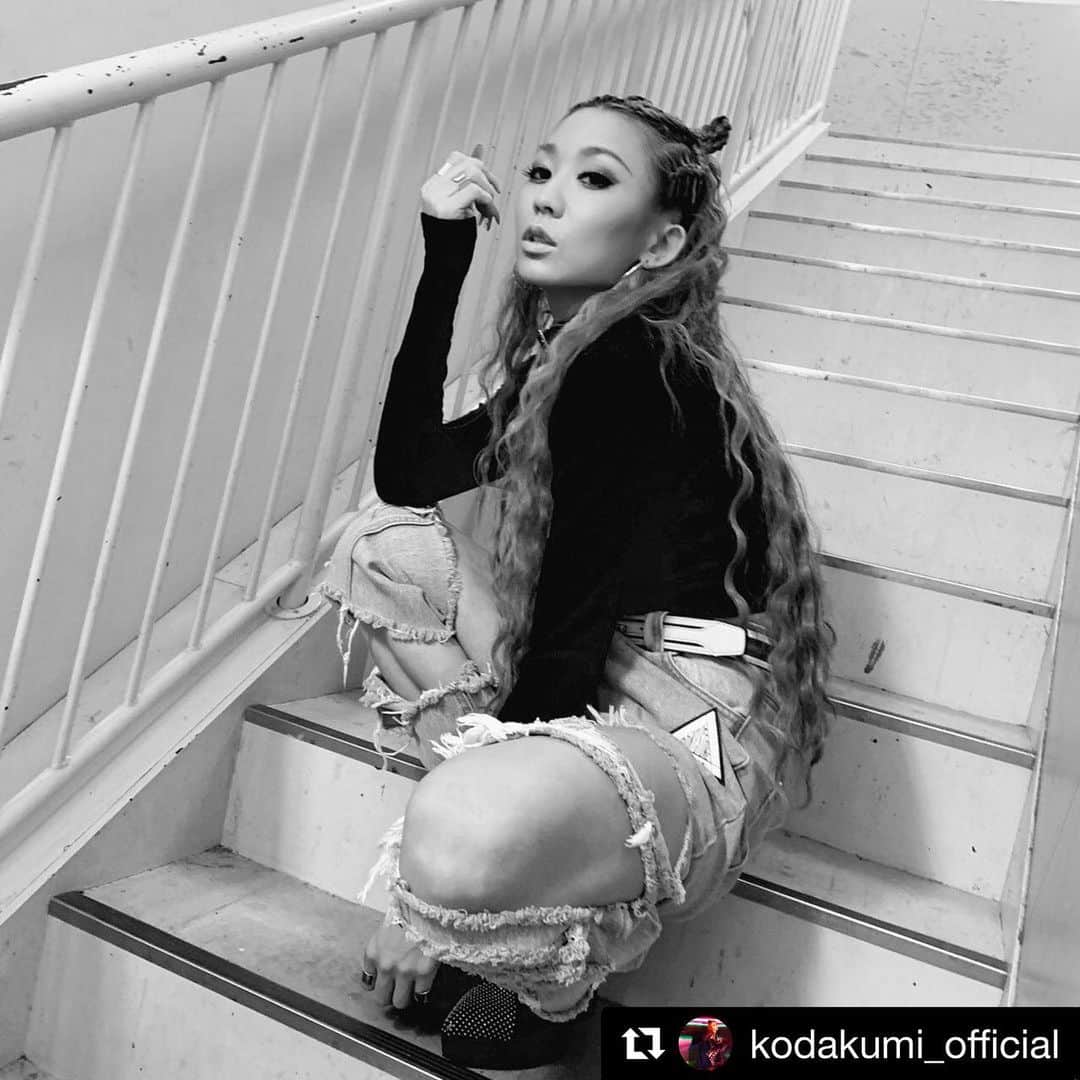 のインスタグラム：「#Repost @kodakumi_official ・・・ 「PONY STONE × KODA KUMI CUTOUT JEANS」﻿ ﻿ こちらは、皆さんが着てくれた時に短すぎ問題を懸念して、少し長めに作りました！笑笑 ﻿ それでも短いという方はぜひ、ツアーの時に私が履いていたバイカーパンツ、通称短いレギンスを中に見せる感じで履いてもかわいーとおもいます！！﻿ ﻿ こんな破れてるデニムパンツは、ここだけです！笑笑﻿ スニーカーでもパンプスでもきゃわたんになれるデニム！！です！﻿ ﻿ なんだか夢のコラボやのに、ネームコラボしているオリジナルラベルもついてます！！﻿ ﻿ #ponystone #倖田來未 #コラボ #CUTOUTJEANS #大好きなブランド #オーンリーワン #お洒落 #ファッション #Mサイズ着用 #kodakumi  #PONYSTONE」