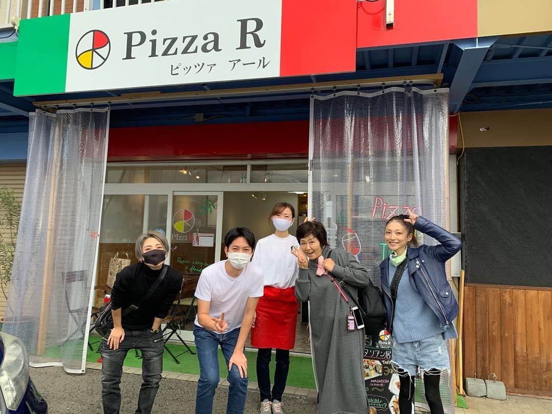 中川愛海さんのインスタグラム写真 - (中川愛海Instagram)「くるりで働いてくれていたキムキムこと木村くんとみかちゃんのお店へ！この二人は東京のくるりで働き結婚した幸せな夫婦♡ オープンしたてのPizza Rは東京で、ピザやイタリアンの修行を重ねた木村くんがオープンしたお店なのです！ コロナ禍にオープンしたから中々来れなかったがやっとこれました！ めちゃくちゃ美味しかったー！ 和泉中央駅近くにあるのでお近くの方などはぜひ寄ってみてください！ テイクアウトもあります。 @ami_nakagawa_  @pizza._.r  @ami_nakagawa_amyuran アミュランでもご紹介してます！ #中川愛海 #一日一回カンパイ #pizzar #和泉中央ランチ #和泉中央グルメ #ピザ」11月24日 14時00分 - ami_nakagawa_