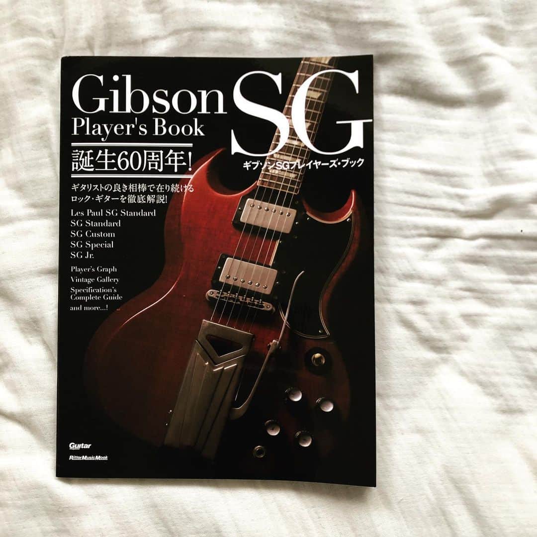 ちゃんまいのインスタグラム：「・ ・ 現在発売中の『ギブソンSGプレイヤーズ・ブック』に、ギター・マガジン2016年10月号のアンケートを再掲載していただきました！ ・ ギターだけは“ひと竿主義”！ SGを愛してやまない、もうSG以外愛せないちゃんまいにとって、こんなに光栄なことはありません。 ・ ・ 2016年10月号を購乳しそびれていた性徒諸クンは是非、GET WILDしてクパァさいね♡ ・ ギター好きな性徒諸クンは必読！ そうじゃない性徒諸クンも眺めるだけで、その美しさに平伏したくなることウケアイ！ ・ ・ 世の中にSGプレイヤーがもっともっと増えますように…！ ・ ・ #ギターマガジン　#ギタマガ #ベッドイン #japanese #sexy #idol #sg #guitar #sgguitar」