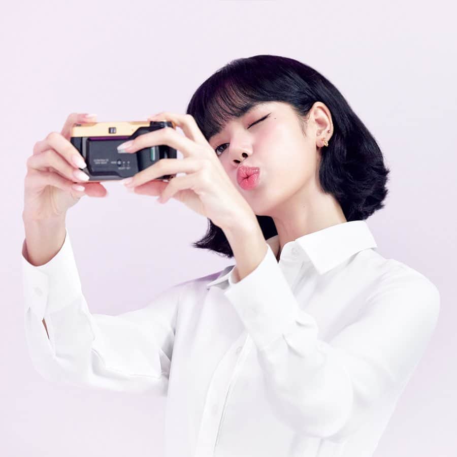 M∙A∙C Cosmetics Japanのインスタグラム：「【#MACLOVESLISA 限定プレゼント第一弾実施中！】 公式オンラインショップ、M·A·C全店*にて、対象製品を1点以上お買いあげで、「LISAビジュアルカード**」3種のうち、いずれか1種をプレゼント💖 ㅤ *M·A·C直営店、百貨店店舗限定 ※公式オンラインでご購入の際は、キャンペーンコード入力欄に「MACLISA」を入力してください。  ㅤ ＜**LISAビジュアルカードについてご注意＞ ・数量限定のため、なくなり次第終了です。 ・３種のうちいずれか１種をプレゼントいたします。種類はお選びいただけません。 ・お1人様1会計につき1枚までまで (2製品以上購入でも1会計1枚のお渡しとなります。) ・お買い物の際は、ショッピングカートにプレゼント製品が表示されているかをご確認ください。ショッピングカートに表示されない場合は、在庫切れとなります。 ーーーーーーーーーーーーーーーーーー SPECIAL GIFT🎁 さらに公式オンライン限定で、お好きなM·A·C製品を税込5,500円以上お買いあげで、「キーチェーンミラー」をプレゼントいたします。 *なくなり次第終了 *お1人様1会計につき1点まで *サイズ: 直径60mm ㅤ 【対象製品】 ＊LIPS ★【公式オンライン限定】ショーストッパー パウダー キス リップスティック X 5 キット ★ラン ザ ショー キット: モカ ☑︎M·A·C プレップ プライム リップ ☑︎パウダー キス リップスティック / マル イット オーバー、デボーテッド トゥ チリ ☑︎パウダー キス リキッド リップカラー / メイク ラブ トゥ ザ カメラ、マル イット オーバー ☑︎グロー プレイ リップ バーム*   ＊EYES ★ロケット トゥ フェイム アイ シャドウ X 12 パレット ☑︎ダズルシャドウ リキッド / パンサータイズド、ダイヤモンド クランブルズ、ノット アフレイド トゥ スパークル、ラブ ユア セルフ ☑︎スモールアイシャドウ / エスプレッソ、ダーク ルーム、コルク ☑︎エクステンディッド プレイ ギガブラック ラッシュ ☑︎ブラシストローク ライナー: ブラシ ブラック   ＊BLUSH ☑︎グロー プレイ ブラッシュ* ☑︎パウダー ブラッシュ / メルバ   ＊FACE ☑︎スタジオ フィックス フルイッド SPF 15* ☑︎エクストラ ディメンション スキンフィニッシュ: ショー ゴールド、ダブル グリーム ☑︎M·A·C プレップ プライム フィックス+ / オリジナル ☑︎M·A·C プレップ プライム トランスペアレント フィニッシング パウダー ★ファイヤーリット キット: シャンパン   ＊OTHERS ★【伊勢丹 新宿本店／阪急うめだ本店限定】ブーム ブーム ワオ コンプリート アドベント カレンダー   ★ホリデー限定製品 **スタジオ フィックス フルイッド SPF 15、グロー プレイ ブラッシュ、グロー プレイ バームのみ、全色対象です。 ㅤ #MACGlowPlay #MACグロープレイ #MACGlowPlayLipBalm #MACグロープレイリップバーム」
