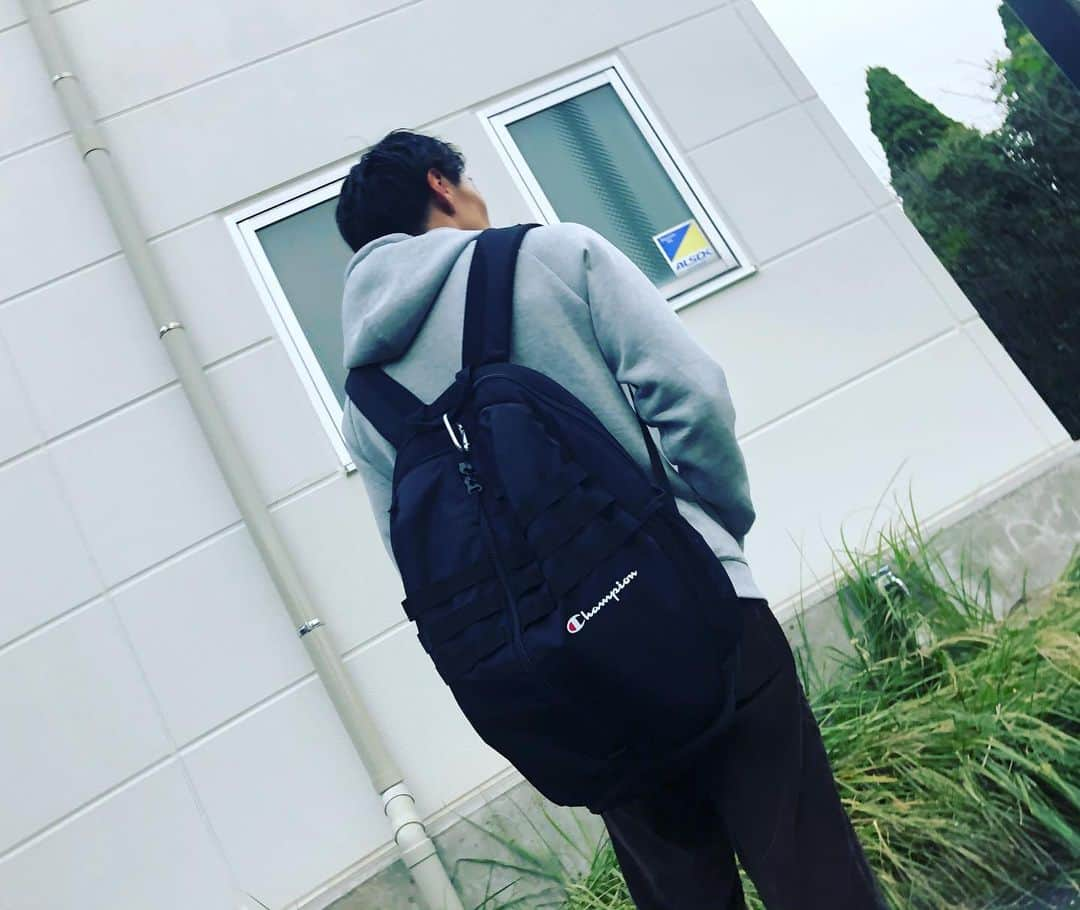 亀山耕平のインスタグラム：「寒くなってきましたね❄️  「寒くて練習しにくいなぁ」という言い訳も吐いてしまいたくなりますが、絶対に言わず、そんな時はシベリアの寒さ❄️を思い出して(行ったことないけど)まだ日本はマシだな、と思考を遊ばせながら練習に向かうのが自分流です。  では、今日も調子こかず、易きに流されず、思考を行ききらせて練習に励みます。  #champion #cpfu」