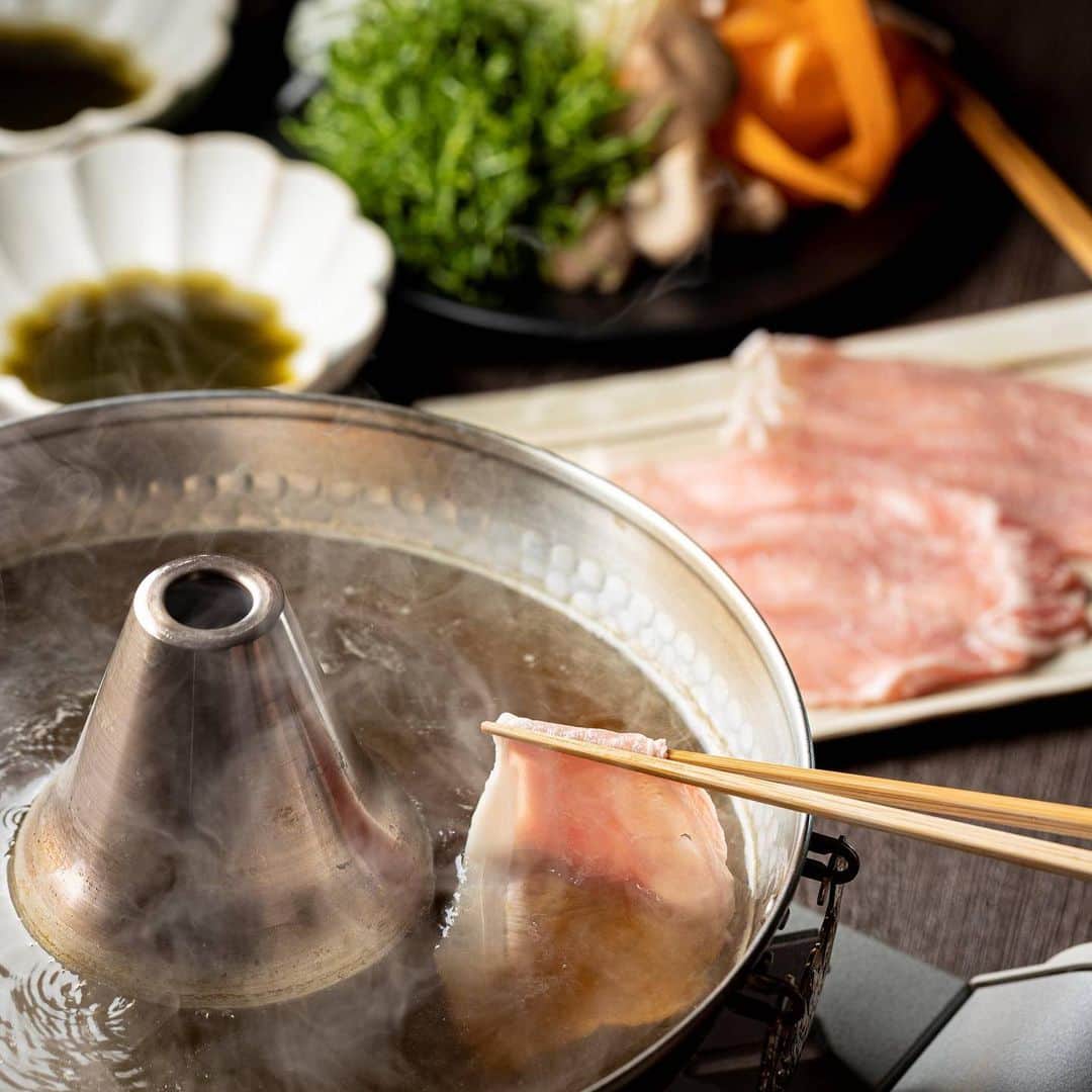kyusai_kale_officialさんのインスタグラム写真 - (kyusai_kale_officialInstagram)「. ✿レシピあり✿ こんにちは！日に日に寒くなってきて、管理人の家では、体があったまる＆簡単にできる鍋の出番が増えてきました。そこで今回は、鍋のバリエーションを増やしたい方にお勧めのケール紅茶しゃぶしゃぶ鍋をご紹介します。豚肉でケール葉をたっぷり巻いてお召し上がりください！   ✨材料✨ A(ザ・ケール マイルド風味（ケール粉末） 7g、紅茶（薄め） 1L、白だし 30ｍL） その他お好みの具材 適量 （今回は、ケール葉、豚薄切り肉（しゃぶしゃぶ用）、大根、人参、ねぎ、 　しいたけ、えのき） . . 【作り方】 1. 具材の用意をします。ケール葉は千切り、大根と人参は皮をむいてピーラーで薄くスライス、ねぎを薄切り、しいたけは石づきを取って食べやすい大きさに切り、えのきは石づきをとってほぐしておきます。 2. Aを鍋に沸かし、1.のきのこを入れて火に通し、野菜や肉をしゃぶしゃぶしてお好みのたれでお召し上がりください。 . . #ケール #ケールワーク #ザケール #ザケールマイルド #キューサイ #qsai #ケール大好き #鍋#料理部#今日のごはん#きょうのごはん#鍋ぱ#鍋パ #鍋パーティー#鍋ダイエット#鍋物#鍋の季節がやってきた#鍋料理#鍋が美味しい季節 #鍋大好き#鍋好き#鍋スタグラム #しゃぶしゃぶ#豚しゃぶ#しゃぶしゃぶ好きな人と繋がりたい #グルメ部#グルメ女子#飯テロ部#おうちごはん#おうち時間」11月24日 14時20分 - kyusai_kale_official