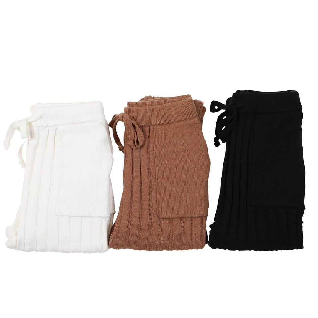 Shikica Tokyo & KiiRAのインスタグラム：「WIDE RIB KNIT SLIT PANTS . . #kiira #21aw #collection」