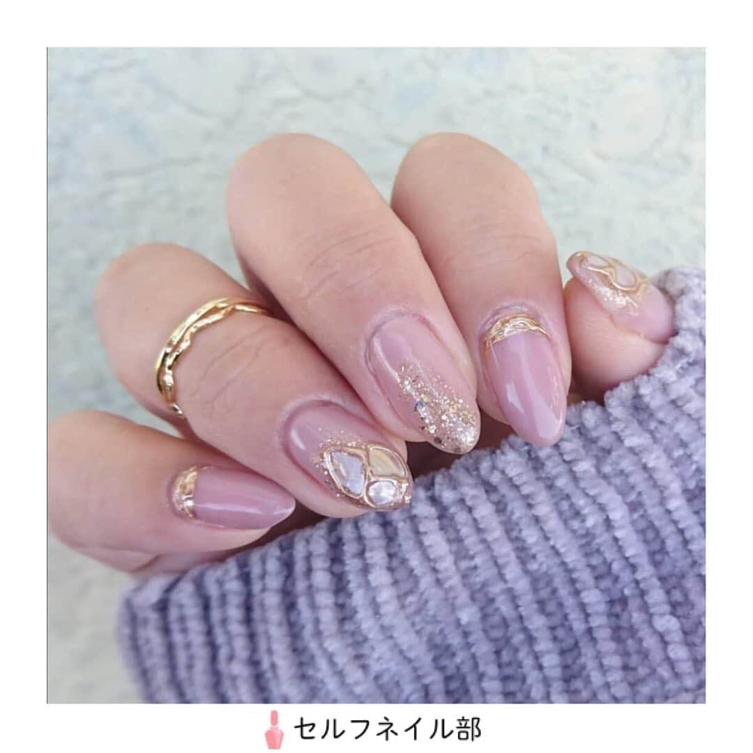 セルフネイル部 公式アカウントのインスタグラム：「﻿ (@somes_nail)さんの、﻿ 「ワンカラーなのに華やか♡シェルタイルネイル」を紹介します💅﻿ ﻿ ○howto﻿ ①シフォンピンクを全ての指に塗ります。﻿ ②アイシングジェルを使って人差し指と小指の根本にラインを引いて行きます。硬化後、根本を中心にミラーを上からかけていきます。﻿ ③親指と薬指にシェルを乗せて硬化します。尖った部分があればファイルで削り、トップでコーティング。﻿ ④シェルの周りをアイシングジェルでなぞって硬化。アイシングジェルの所だけミラーをかけます。﻿ ⑤中指はノーブルグリッターとMIXゴールドスターを使って塗りかけにします。﻿ ⑥全ての指にトップコートを塗って完成です。﻿ ﻿ ○item﻿ Naility(シフォンピンク/ノーブルグリッター/MIXゴールドスター)﻿ ネイルタウン(アイシングジェル/シェル/ミラーパウダー)﻿ ﻿ ○point﻿ シェルの周りをなぞるときは、出来るだけ細いラインにすると、より上品になります✧ネイルのカラーに合わせてシェルの色を変えても可愛いと思います…◎﻿ ﻿ 《セルフネイル部プロデューサー高橋からのコメント📝》﻿ ゴールドの使い方が素敵すぎます💐ベースカラーとデザインのコントラストがすきです💅﻿ ﻿ #ネイル#ジェルネイル#ジェル#セルフネイル#セルフネイル部#フラワーネイル#セルフジェル#マニキュア#ポリッシュ#ネイルアート#セルフジェルネイル部#ほぼ100均ネイル#ネイルシール#100均ネイル#美甲#셀프네일#ポリッシュネイル#冬ネイル﻿ #nail#polish#selfnail#nailpolish#nails#japannail#nailart#instanail」