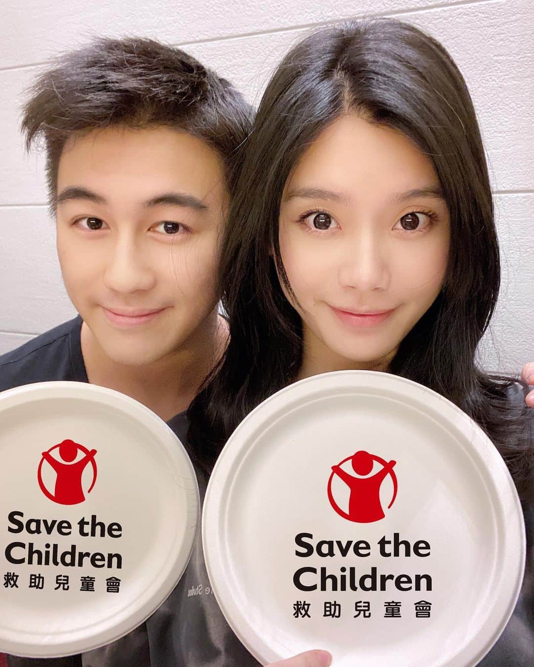 のインスタグラム：「20 million children and families around the world are threatened by famine – and 1 in 3 of the world’s children under five is suffering from malnutrition. During this festive season, when we are all blessed with a hot meal, let’s not forget these malnourished children who are facing hunger pains every day. Please visit https://saveaplate.today/en to join @savethechildrenhk #SaveAPlate fun and interactive virtual campaign this Christmas to raise funds to increase awareness of malnutrition and lift struggling children out of hunger. Every bit helps. 全球有2,000萬名兒童和家庭受到饑荒的威脅，而每3名5歲以下的兒童中，就有1名營養不良。節慶佳期，當我們享受熱騰騰的美饌，別忘了營養不良的兒童，每天面對著饑困。 請瀏覽https://saveaplate.today/ ，於聖誕參加 #香港救助兒童會 有趣的 #碟碟不休 虛擬活動，為遭受營養不良影響的兒童籌款、擺脫饑餓。 一點一滴，都可以幫他們解困。 #SavetheChildrenHK #SaveAPlateHK #ShareWarmth #ChristmasLove  #碟碟餸暖 #碟碟送暖」