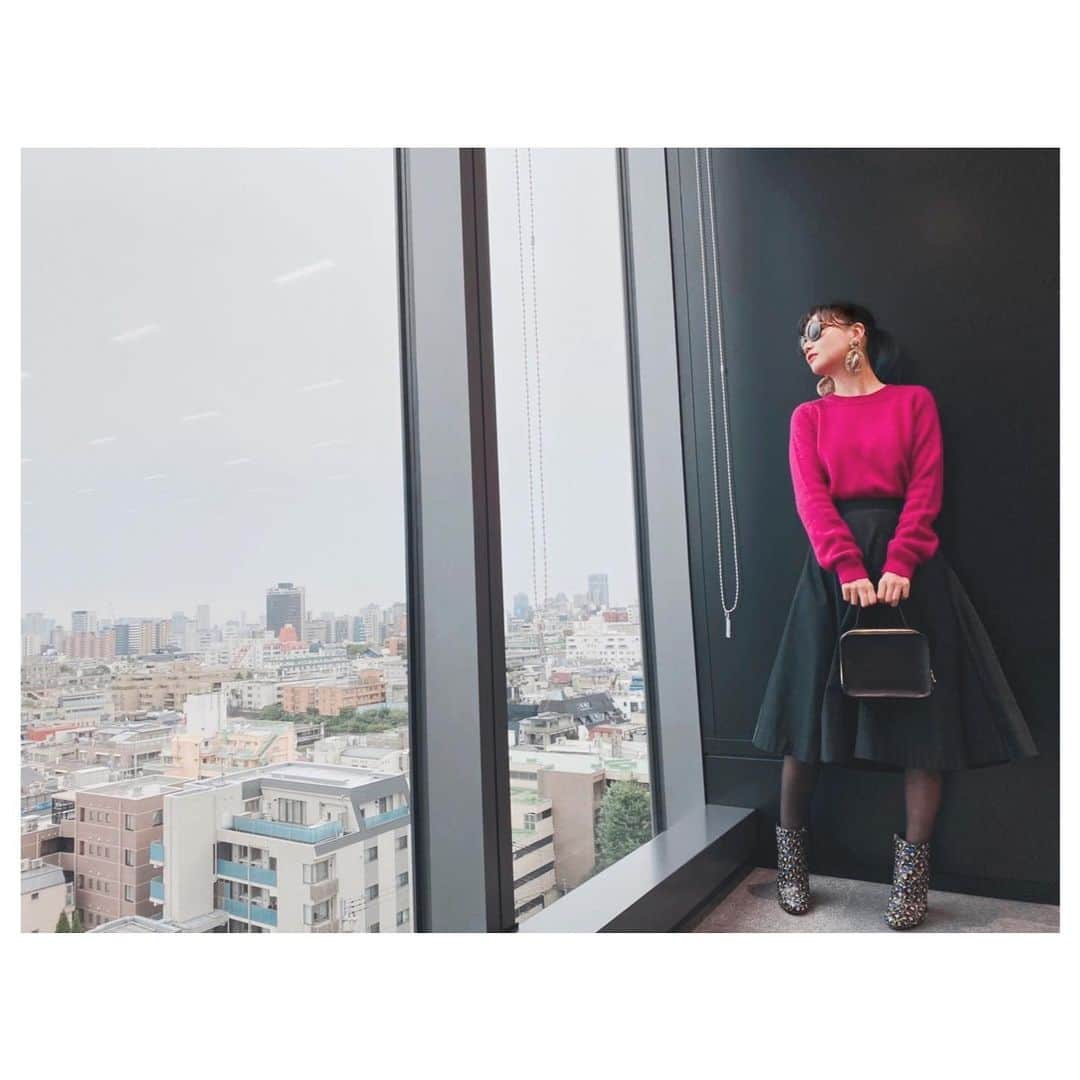 大塚愛さんのインスタグラム写真 - (大塚愛Instagram)「お気に入りの  Leather Mini Book Bagを持って。  AIO　#lifestylist #fashion #bag」11月24日 14時50分 - aiotsuka_official
