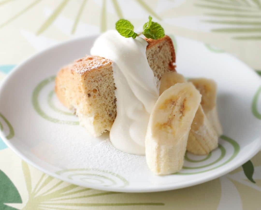 Dole_jp ドール ジャパンのインスタグラム：「ふわふわもっちり食感に仕上がる米粉のシフォンケーキ✨バナナのほのかな甘みが楽しめます😋 ぜひお試しください！ ． ． 本日ご紹介するレシピはこちら！ ▼▼▼ 【米粉のバナナシフォンケーキ】 ． ． ✏材料（8人分） ． ・バナナ　140g ・米粉　55g（パン用） ・ベーキングパウダー　小さじ1 ・卵白　220g ・グラニュー糖　110g ・コーンスターチ　10g ． ＜A＞ ・卵黄　80g ・サラダ油　80g ・水　40ml ． ＜B＞ ・生クリーム　200ml ・グラニュー糖　20g ． ・バナナ　100g（飾り用） ・ミント　少々 ． ． ✏作り方 1. 米粉とベーキングパウダーは合わせてふるう。 ． ． 2. ボウルに卵白を入れて泡立て、角が立つまで泡立ったら、グラニュー糖を何回かに分けて混ぜ、コーンスターチを加えて混ぜる。 ． ． 3. 別のボウルにＡを入れてよく混ぜ、バナナ55g分をつぶして加え、よく混ぜる。 ． ． 4. 3に1の粉を入れ、練るようによく混ぜ、残りのバナナ（85g分）を刻んで混ぜる。 ． ． 5. 4に2の卵白を3回に分けて入れ、よく混ぜ合わせ、型に流し入れる。 ． ． 6. 5を170℃のオーブンに入れて45分焼き、取り出して逆さにして冷まし、そのまま冷蔵庫で2時間ほど冷やす。 ． ． 7. 型から抜いて8等分に切り、器に盛ってＢを泡立てた生クリームをかけ、食べやすく切った飾り用のバナナとミントの葉を添える。 ． ． バナナは生地に混ぜる直前につぶし、色が変色しないうちに加えると、きれいな色に仕上がります🎵 ． ． #ドール #Dole #フルーツ #バナナ #バナナシフォンケーキ #シフォンケーキ #ヘルシー #カフェご飯 #レシピ #健康 #おやつ #カフェタイム #うちカフェ #おうちcafe #簡単レシピ #スイーツ部 #お菓子作り好きな人と繋がりたい #banana #bananachiffoncake #chiffoncake #instafood #fruits #foodie  #recipe #instafood #cooking #delistagrammer」