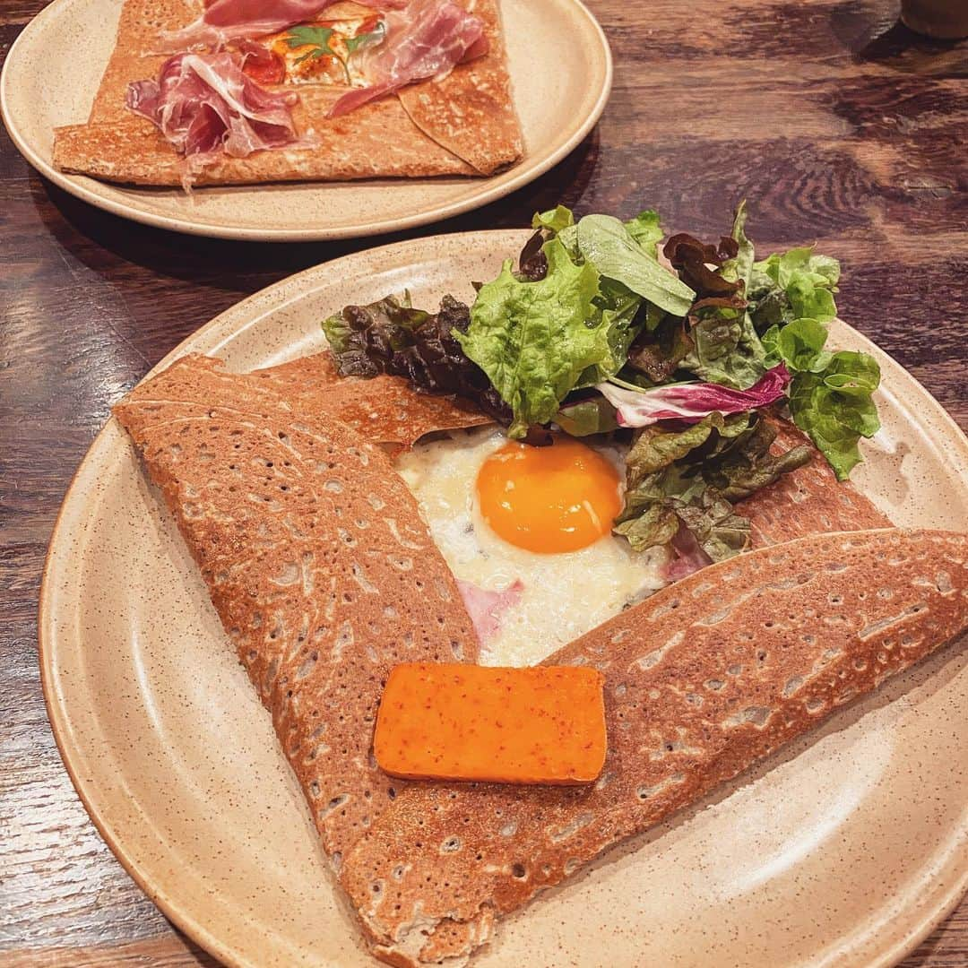 長江里加さんのインスタグラム写真 - (長江里加Instagram)「🍽 たまに食べたくなるガレット！ 蕎麦粉の生地がクセになるね〜♡ 何を頼んだのかというと…… メニューが呪文のようで選ぶの大変だったから覚えてない🤣笑 刮目せよ！！ オレンジ色の四角い物体は パプリカ味のピリ辛バター それだけ覚えてる！！ とにかく本格的なガレットがいろんな種類たくさんあったよ！！ 締めはクレープ🔥燃えてた お洒落な味を噛みしめたのであった🤞 お友達が連れてってくれました♪ ありがとう☺️ #神楽坂 #牛込神楽坂 #神楽坂グルメ #牛込神楽坂グルメ」11月24日 14時46分 - o_rikachi_o