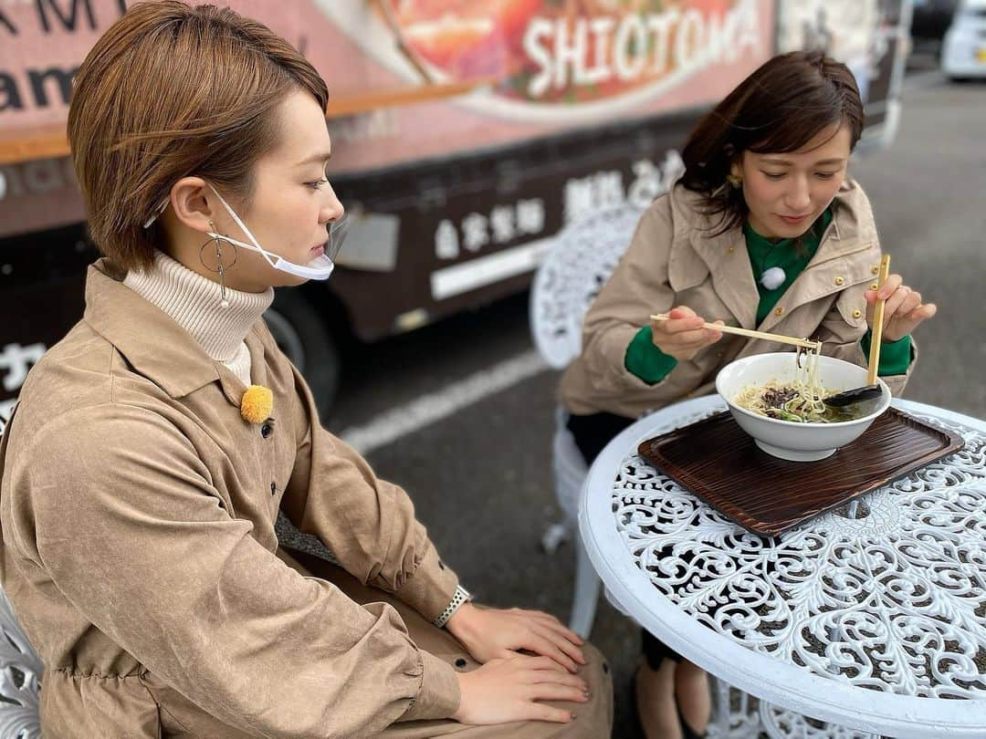 酒井瞳さんのインスタグラム写真 - (酒井瞳Instagram)「今夜の #よかばん 移動販売車で食べられる美味しいご飯をたくさんご紹介するよ😆❤️ キッチンカーってこんなに充実してるの？！って驚きが凄かったから皆さん是非チェックしてみてください😳✨‼️  順番待ちで食べれないのはロケあるあるだけど私の番が中々来なかった時。 美味しい物は一緒に食べたい😤😤が隠せなかった。笑  そして、宮崎の未来のアイドルにも会ってきました💕　キラキラしてる優しさとエネルギーいっぱいの女の子🥺　本当に素敵な女の子だったなぁ✨　すごい刺激をもらえるのでそちらも必見です🙌  #宮崎 #キッチンカー #kitchencar #グルメ #美味しい #うまミヤザキ #移動販売車 #いただきます #ごちそうさまでした #幸せ」11月24日 14時48分 - s.sakaihitomi