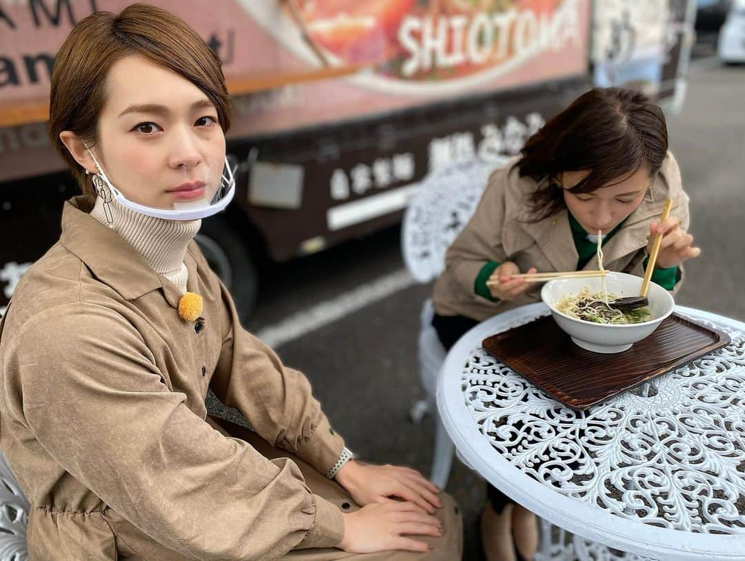 酒井瞳さんのインスタグラム写真 - (酒井瞳Instagram)「今夜の #よかばん 移動販売車で食べられる美味しいご飯をたくさんご紹介するよ😆❤️ キッチンカーってこんなに充実してるの？！って驚きが凄かったから皆さん是非チェックしてみてください😳✨‼️  順番待ちで食べれないのはロケあるあるだけど私の番が中々来なかった時。 美味しい物は一緒に食べたい😤😤が隠せなかった。笑  そして、宮崎の未来のアイドルにも会ってきました💕　キラキラしてる優しさとエネルギーいっぱいの女の子🥺　本当に素敵な女の子だったなぁ✨　すごい刺激をもらえるのでそちらも必見です🙌  #宮崎 #キッチンカー #kitchencar #グルメ #美味しい #うまミヤザキ #移動販売車 #いただきます #ごちそうさまでした #幸せ」11月24日 14時48分 - s.sakaihitomi