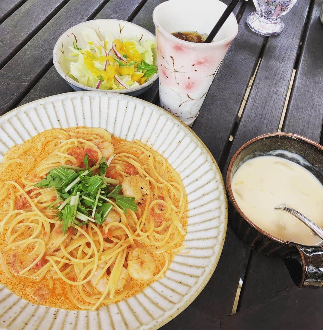 小池祥絵さんのインスタグラム写真 - (小池祥絵Instagram)「友達と益子で陶器めぐりからの帰宅🥣🍵🍶 それぞれ探し物は違うのに、結果同じ作家さんの作品を選ぶとゆう😆 もつ鍋とかおでん入れる用の大皿探してたけどめっちゃ可愛いの見つけて嬉しすぎる❤️ 私の買い物にあれこれ指図する友人達に店員さん「周りからの圧がすごいね」ってひいてたけど、これは通常通りです🤣 #益子焼 #可愛い益子焼にテンション上がりっぱなし #江原さんのようなスピリチュアルな友人 #店に入る度に波動の強さを伝えてくる #スピ界の新生児 #圧強めのトークからの解放 #今からお仕事2本立て #ペットとイキイキ生活 #とちぎまるごとアップライジング  #頑張ります💪」11月24日 14時49分 - koikesachiesan