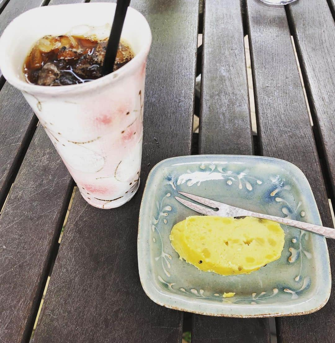 小池祥絵さんのインスタグラム写真 - (小池祥絵Instagram)「友達と益子で陶器めぐりからの帰宅🥣🍵🍶 それぞれ探し物は違うのに、結果同じ作家さんの作品を選ぶとゆう😆 もつ鍋とかおでん入れる用の大皿探してたけどめっちゃ可愛いの見つけて嬉しすぎる❤️ 私の買い物にあれこれ指図する友人達に店員さん「周りからの圧がすごいね」ってひいてたけど、これは通常通りです🤣 #益子焼 #可愛い益子焼にテンション上がりっぱなし #江原さんのようなスピリチュアルな友人 #店に入る度に波動の強さを伝えてくる #スピ界の新生児 #圧強めのトークからの解放 #今からお仕事2本立て #ペットとイキイキ生活 #とちぎまるごとアップライジング  #頑張ります💪」11月24日 14時49分 - koikesachiesan