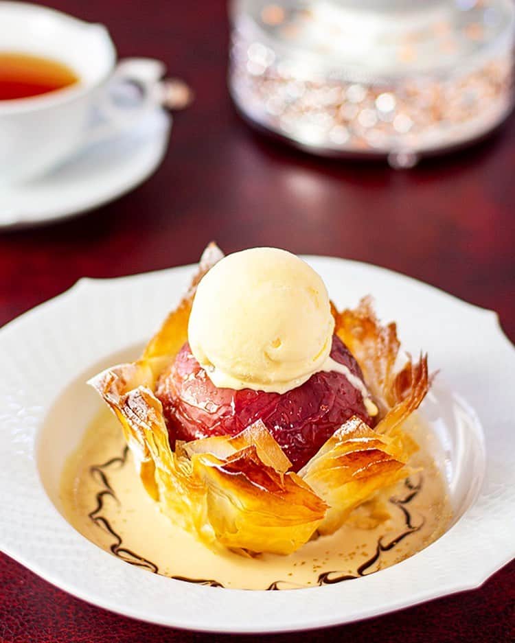 The Westin Osaka （ウェスティンホテル大阪）さんのインスタグラム写真 - (The Westin Osaka （ウェスティンホテル大阪）Instagram)「旬のリンゴをまるごと使ったロビーラウンジのデザート「ウェスティンホテル 大阪特製 まるごと焼リンゴ」がリニューアルして登場！ 旬を迎えたリンゴの美味しさをぐっと引き出した、温かいデザートです。リニューアルポイントは、下に敷いた「紅茶のアングレーズソース」。紅茶香る、カスタードソースと食べることでより風味が増します。 —————————————————  #リンゴ #焼きりんご #まるごと焼リンゴ #アングレーズソース #リニューアル # スイーツ部 #sweets #スイーツ #ラウンジ #lounge #cake #cafe #カフェ #梅田 ⠀  —————————————————  Tag @westinosaka to share your image with us.  ⠀⠀  #WestinOsaka  #ウェスティンホテル大阪」11月24日 14時58分 - westinosaka