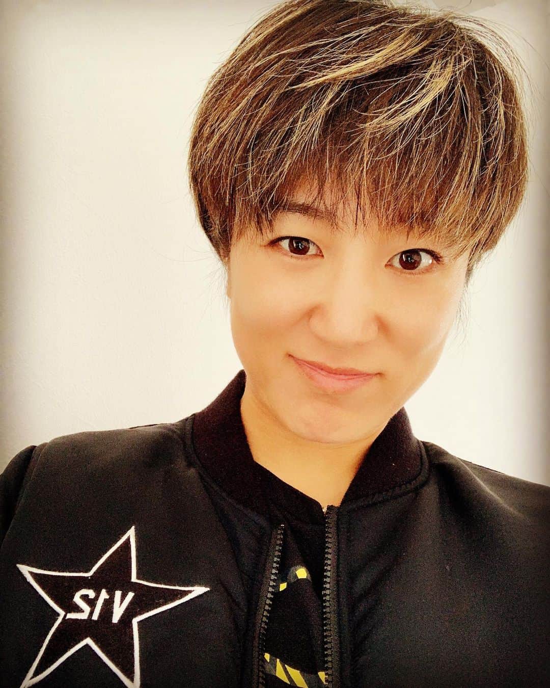 藤本麻子のインスタグラム：「前髪切ったでー✂️✨きの子ヘア🍄 ただそんだけ😙✌🏻笑 すっぴんだと僕ちゃんみたいじゃ👦🏻💋 . . . オレのくだらん投稿シリーズ第１弾」