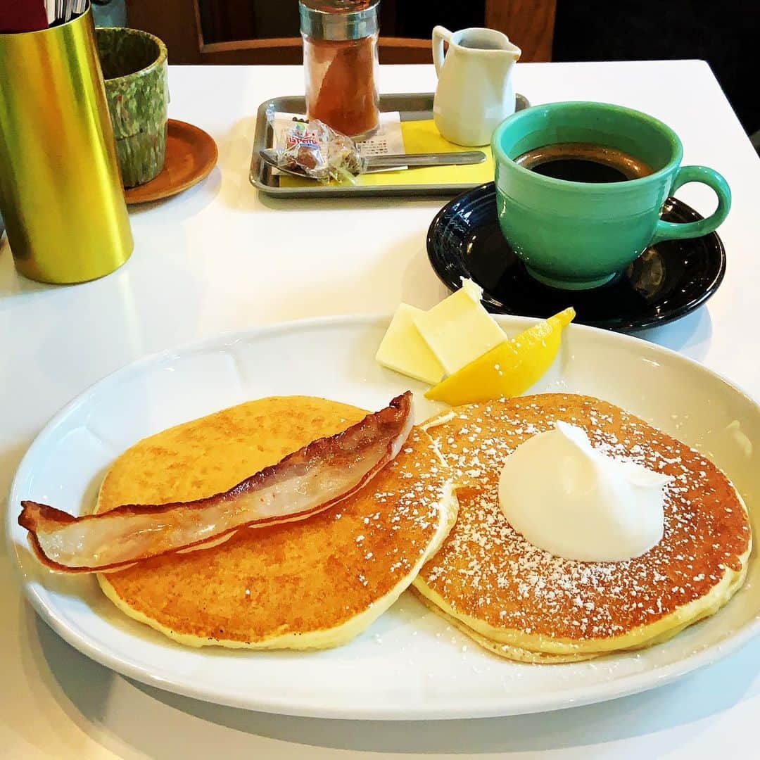 志摩有子さんのインスタグラム写真 - (志摩有子Instagram)「ロケ後にみんなでパンケーキ❣️ まーこさん　@okawamasako が焼くパンケーキが世界一❣️夢のようにふわふわで軽やか。あっという間に消えてなくなった。  #pancakes  #pancaketime  #パンケーキ #クレオールスパイスミックス」11月24日 14時56分 - ariko418