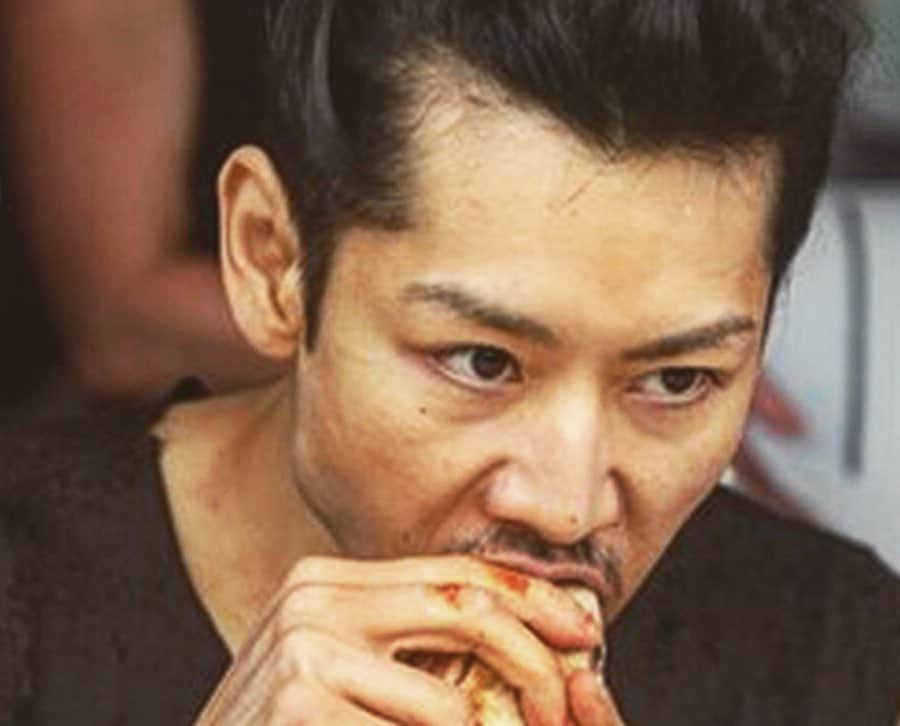 小林尊のインスタグラム：「奴らに食わせろ LET ‘EM EAT  問題なし、犯罪記録なし かわりに国内でしばらく大人しく と裁判官に言われたので カナダ!  To dismiss all charges, I was put on a six month probation to not eat in the US.. so I went to Canada & are there. #throwback」