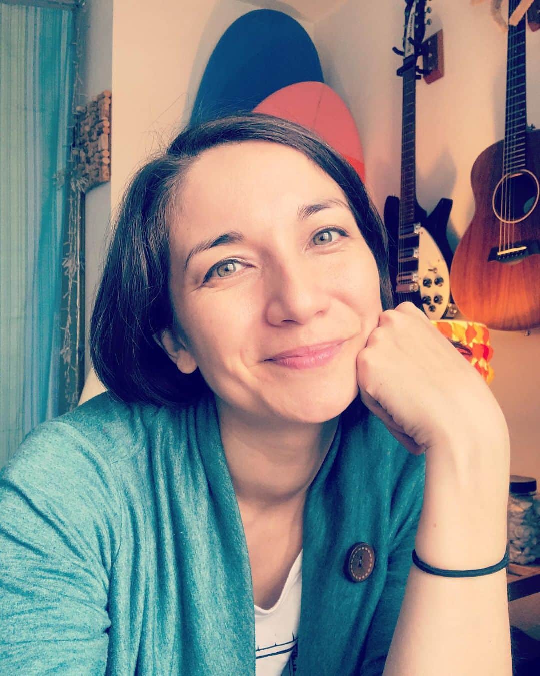 のインスタグラム：「Hi!! How are you doing?  My life has been full of wonderful students and hours of streaming, songwriting and hanging with you on twitch, and playing Pikmin on The switch with Masaki. ☺️ How are you? What has your life been full of lately?」