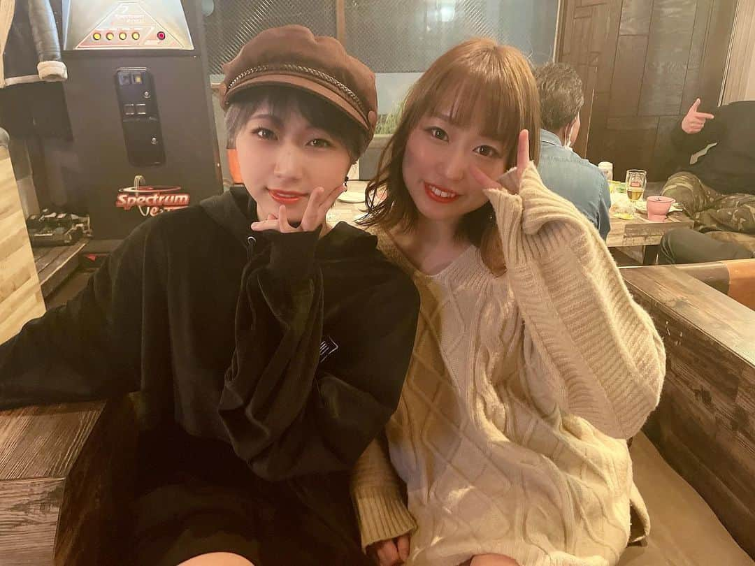 川崎芹奈さんのインスタグラム写真 - (川崎芹奈Instagram)「24歳になりました…！ 昨日は23歳最後のシャンパンからカウントダウンまで本当にありがとうございました😭💓　 おかげさまで最高の23歳の締めand24歳の始まりになりました…！  ななちゃんもいつもだったらとっくにキャパオーバーしてどうにかなってるところをしっかり耐えてくれてめちゃくちゃ大感謝だし、先日のイベントやお店の飾り付けだったり皆さんがわたしのことを思ってしてくれる一つ一つのことが愛おしく、本当に感謝でいっぱいです☺️  日曜日は【せりなママ24th BirthDay Party 〜トーク&ライブ〜】@ gee-ge 来てくれた皆さん、配信見てくれたみなさんありがとうございました💓  お店でお祝いしてもらうのももちろん嬉しいけど、やっぱり一番はライブがしたい！という気持ちで先月ワンマンライブをさせてもらったばかりだけど開催させていただきました…！ 　 鍵盤のれーみさん、バイオリンのななちゃん、スペシャルゲストに佐倉仁菜さんをお迎えし、みんなの協力のもと楽しいイベントにできて幸せな時間でした♡  ライブが終わった後は毎回、よっしゃ終わった！飲むぞ〜っ！って気持ちよりも楽しんでもらえたかな？とか前回よりも少しでも良くなってたかな？とか不安の方が多くて、いまいち煮え切らないけど、今日みんなからの感想を聞いてちょっとずつでも成長していけてることにホッとしてとっても美味しいお酒が飲めました😂🙏 　 リハーサルの時から仁菜さんがオリジナル曲や新曲を褒めてくれて、すごい元気出たしやっぱお姉さんだなあって思いました(TT)一緒に歌えて最高だった！  鍵盤のれーみさん、はじめましてだったけど少しの合わせでめちゃくちゃ素敵な演奏をしてくれてレベチで感動しました😭 こうした出会いも本当に嬉しい…！  ななちゃんはお母さんも見に来てくれててバイオリンを弾く機会があることをすごく喜んでくれて、それがめちゃくちゃ嬉しいしこれからもたくさん一緒にライブしたいです♡  24歳もやりたいこと、まだまだたくさんあります…！ 　 オリジナル曲の音源化もしたいし、ライブもたくさん開きたい…！ ずっと夢であるラジオも出たいし、喋るお仕事もしたいです😌  そうしてヤンスナではみんなと変わらず楽しい日々を過ごしていければ最高だなって思います🙂  もうあっという間に24歳になってしまってびっくりだけど、何にも諦めないし、貪欲に頑張っていくので皆さんこれからも近くで見守っててもらえると嬉しいです✊💓😆  最後に新曲「夢」の動画少しだけど載せました！2番！ 初披露でまだまだ全然荒々しいけど良かったら聞いてください😆♡  フルはジージのアーカイブからまだ観れるのでツイキャスの方からよろしくお願いします😌  それでは今日はヤンスナでパーティーしましょうー❤️  はすのにも久々に会えるの楽しみ😆♬  今週1週間はたくさんの一日ママの子と17:00〜23:30までお待ちしているので、どこかで会いに来てくれると嬉しいです😊  2020年11月24日(火) 【芹奈ママ24thBIRTHDAY♡】 inヤングスナック-芹奈- open18:30 close23:30 食べ飲み放題　一律3000円 ☆持ち込み大歓迎 ☆出入り自由  ------  23日(月)ななちゃん🎻 24日(火)🎂当日🎂はすの 25日(水)Wせりな 26日(木)まりまりさん 27日(金)芽衣ちゃん 28日(土)早姫ちゃん  #birthday #birthdaygirl  #スナック #ママ　#渋谷 #百軒店商店街」11月24日 15時03分 - serina_yss