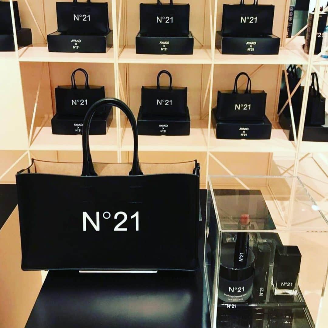 アディクションのインスタグラム：「Black Collection :  Purifying Charcoal Mask Felt tip Eyeliner (black) Bold lipstick (Burgundy) Lip Enhancer  Nail Polish (Matt Black)  5 items in this Black Bag   #N21 #AyakoxN21 #N21Beauty #alessandrodellacqua #hankyumode  @numeroventuno  @alessandrodellacqua  @hankyumode」