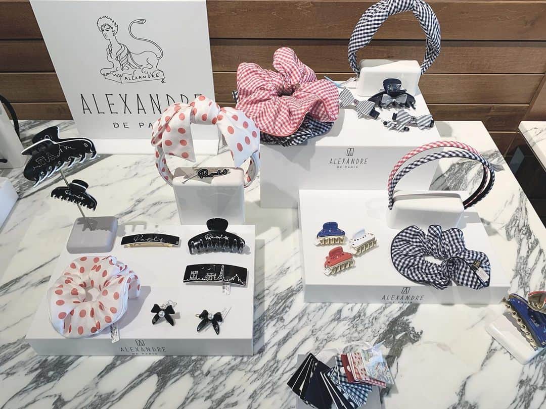 のインスタグラム：「MY standard ☞ #FASHION #alexandredeparis #headaccessories #Scrunchie #style #editorspick #lifestyle #paris #hairaccessories ・ 可愛過ぎてずっと眺めていられます🇫🇷 ヨーロッパのロイヤルファミリーに愛され続ける美しいヘアアクセサリー。私は特にヘアクリップが大好きです。ハイクオリティなので髪がしっかりとまります。シュシュはブレスレット代わりに着けています。」